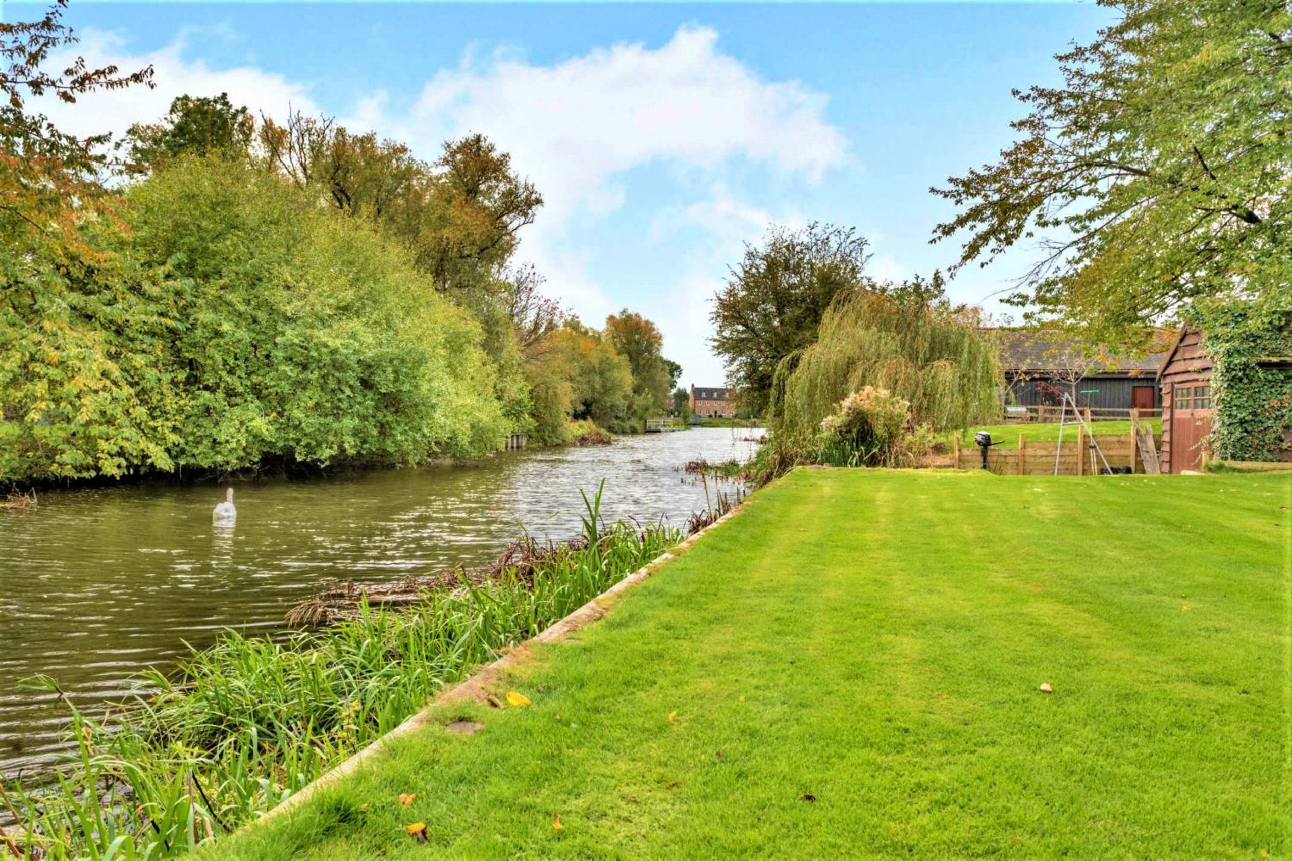 Finest Retreats - Islip Mill House - Beautiful Riverside Home, photo 23