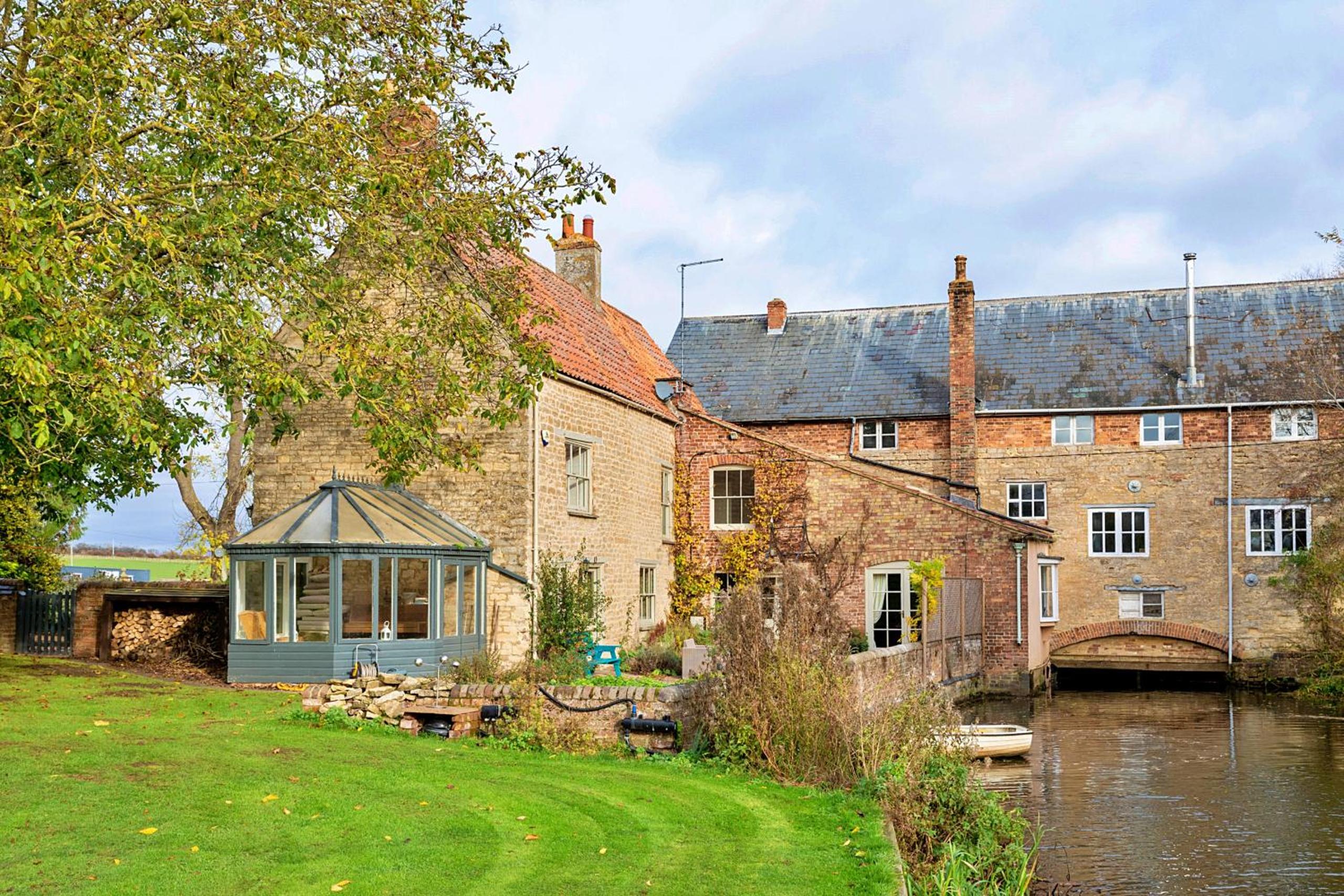 Finest Retreats - Islip Mill House - Beautiful Riverside Home, photo 26