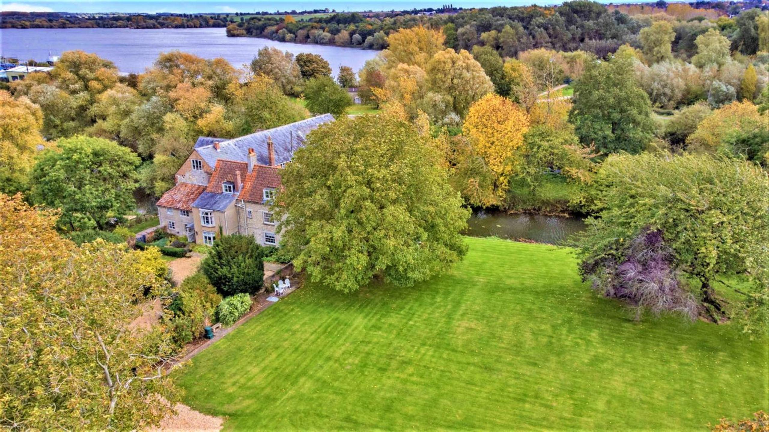 Finest Retreats - Islip Mill House - Beautiful Riverside Home