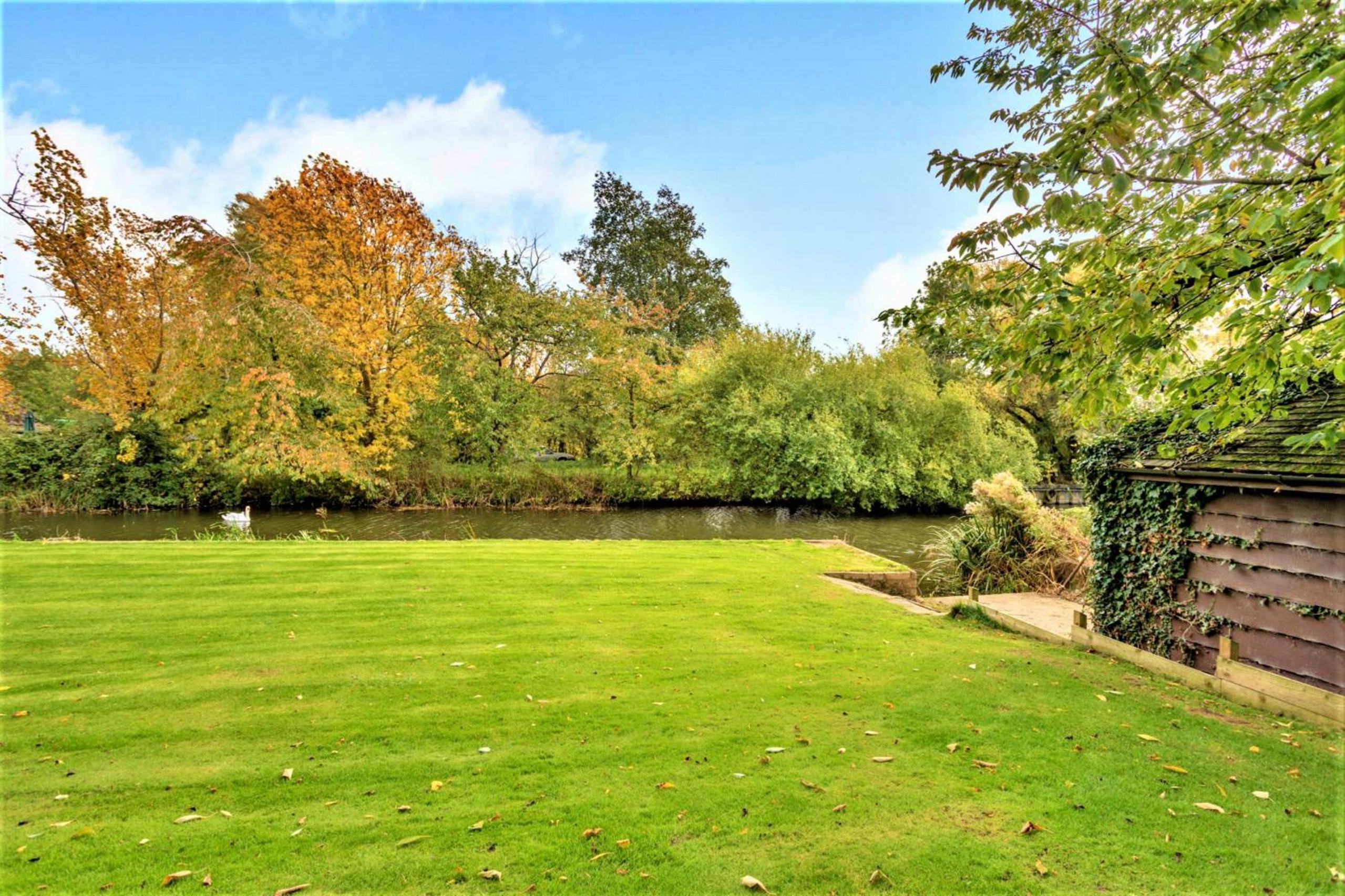 Finest Retreats - Islip Mill House - Beautiful Riverside Home, photo 9