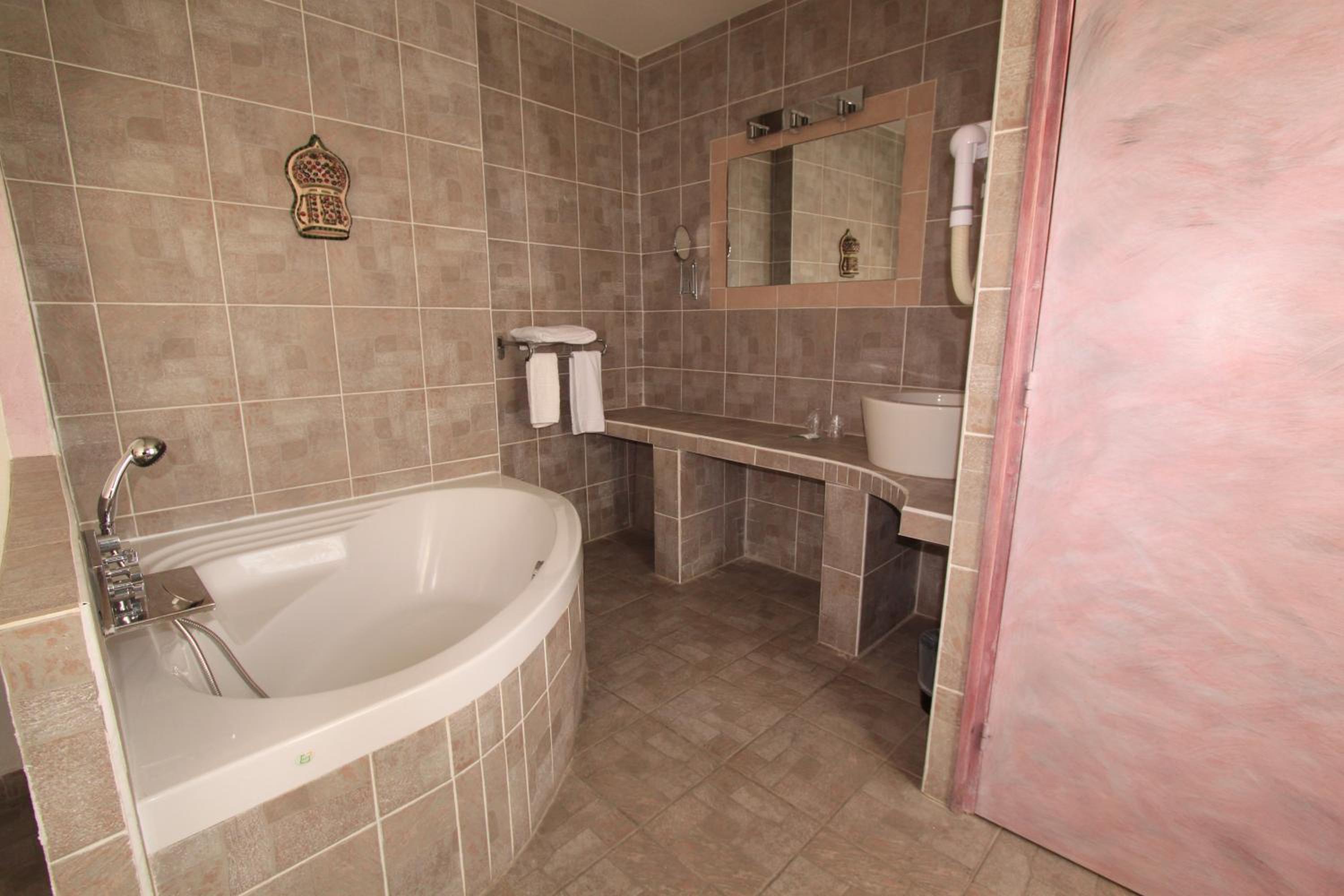Hotel Le 5 en Martigues — bathroom