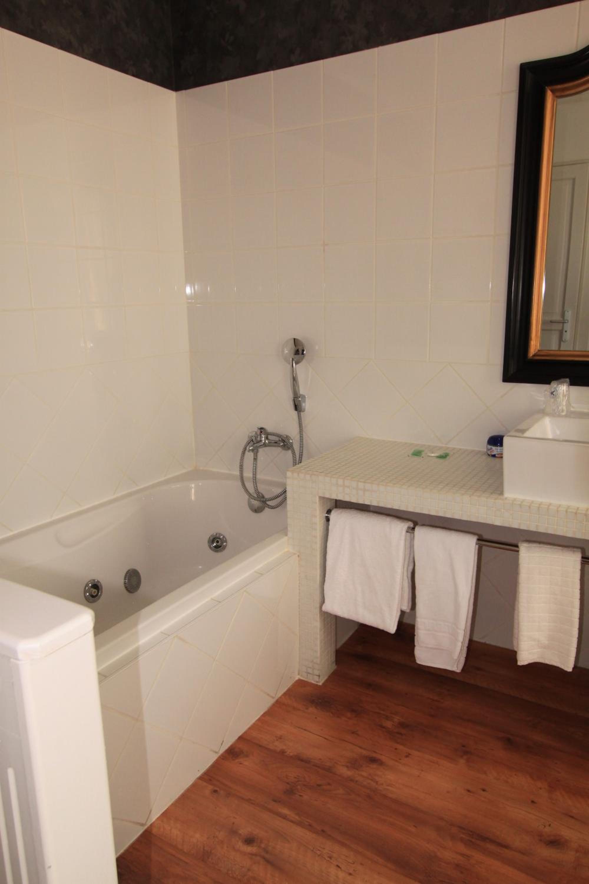 Hotel Le 5 en Martigues — bathroom
