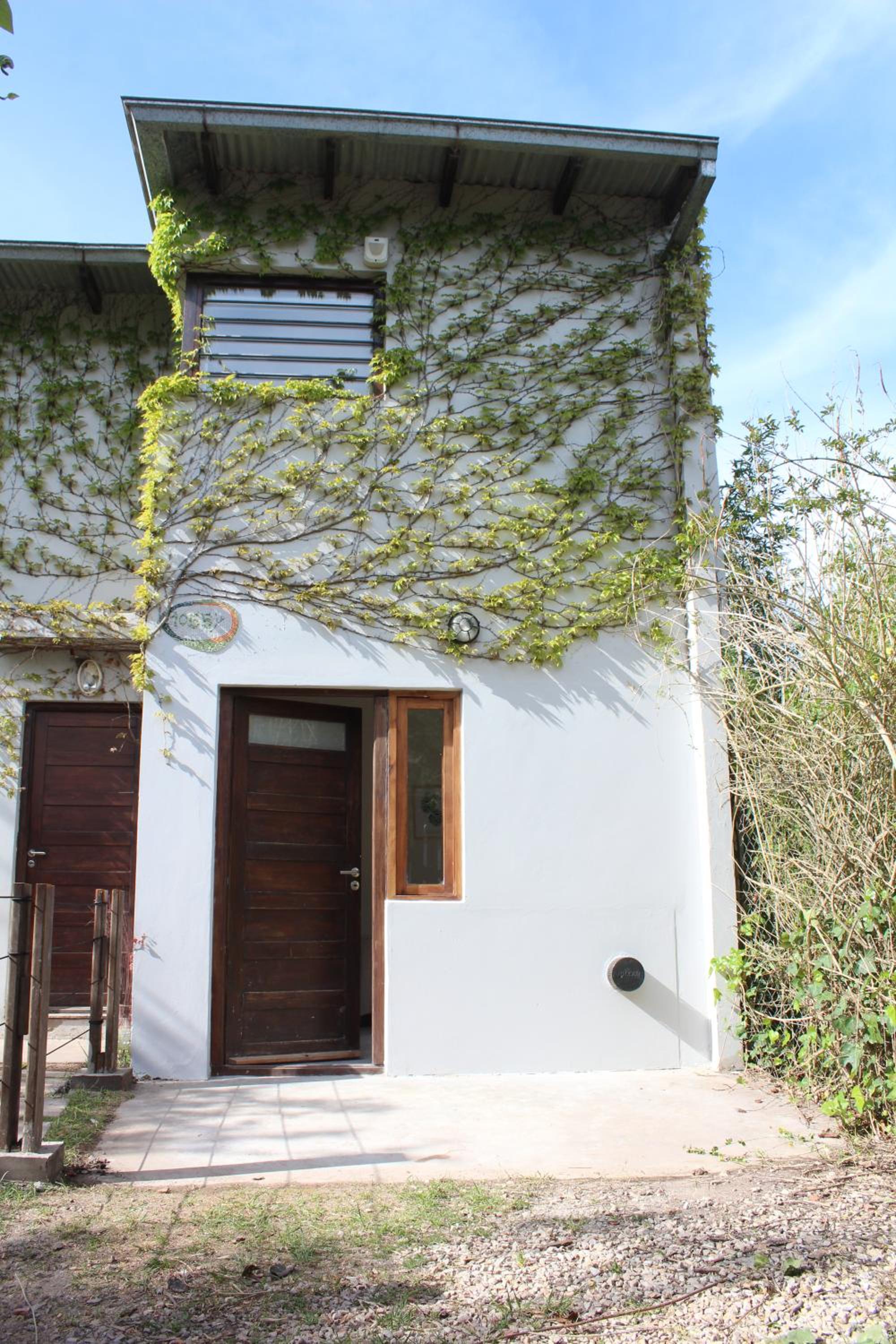 casita moderna frente al bosque
