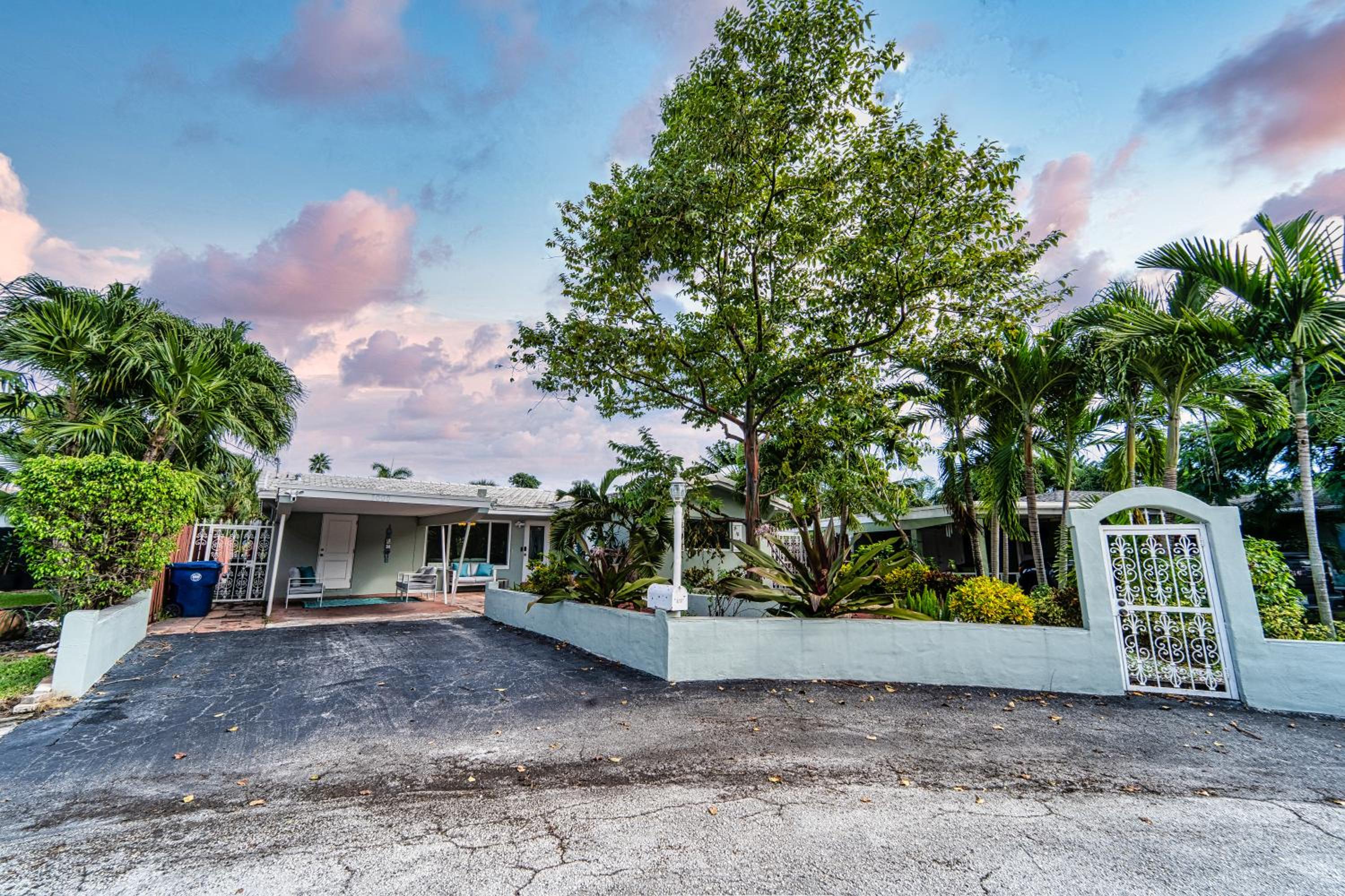 Central Waterfront Villa Salt Wtr Pool Near Beach view 5