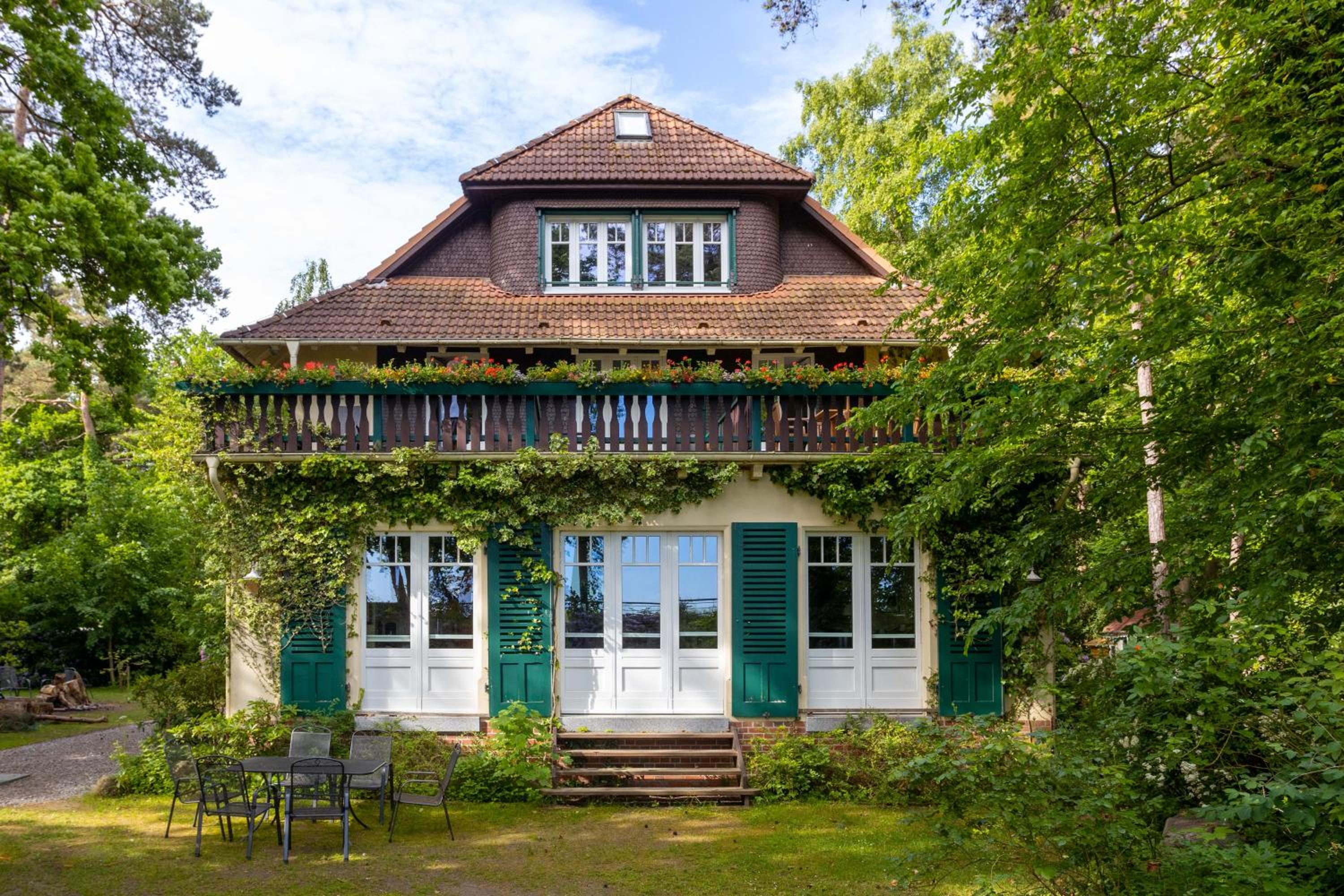 Strandvilla Hubertus Boltenhagen - Ferienwohnungen Apartment mit Parkplatz WLAN Küche Garten Grillplatz Waldbaden