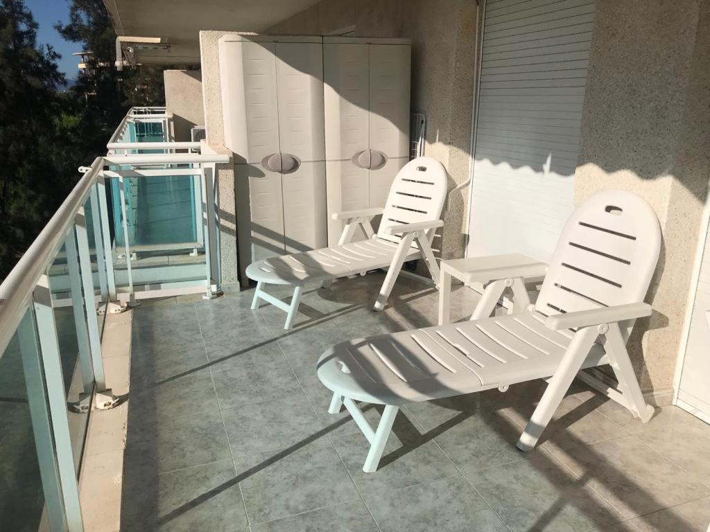 Appartement tout confort terrasse 21 m2 pleins sud wifi proche port aventura centre et plage 2 chambres 2 SDB piscine view 3