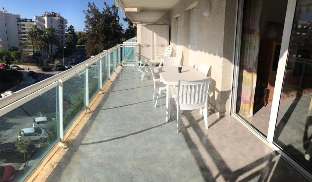 Appartement tout confort terrasse 21 m2 pleins sud wifi proche port aventura centre et plage 2 chambres 2 SDB piscine view 4
