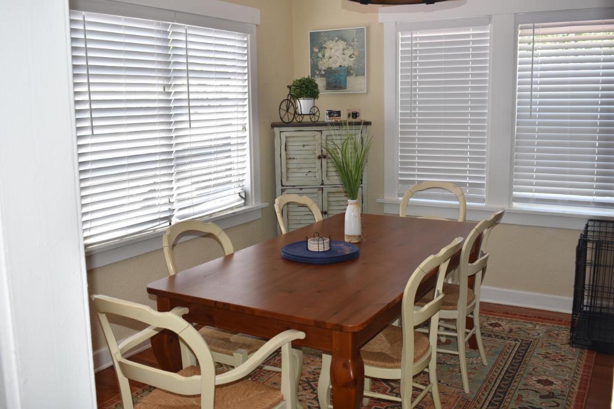 In the heart of West Palm Beach, pets welcome view 5