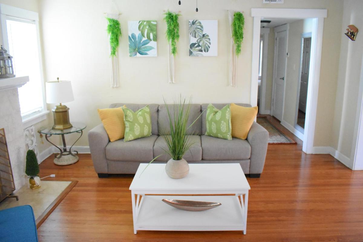 In the heart of West Palm Beach, pets welcome view 3
