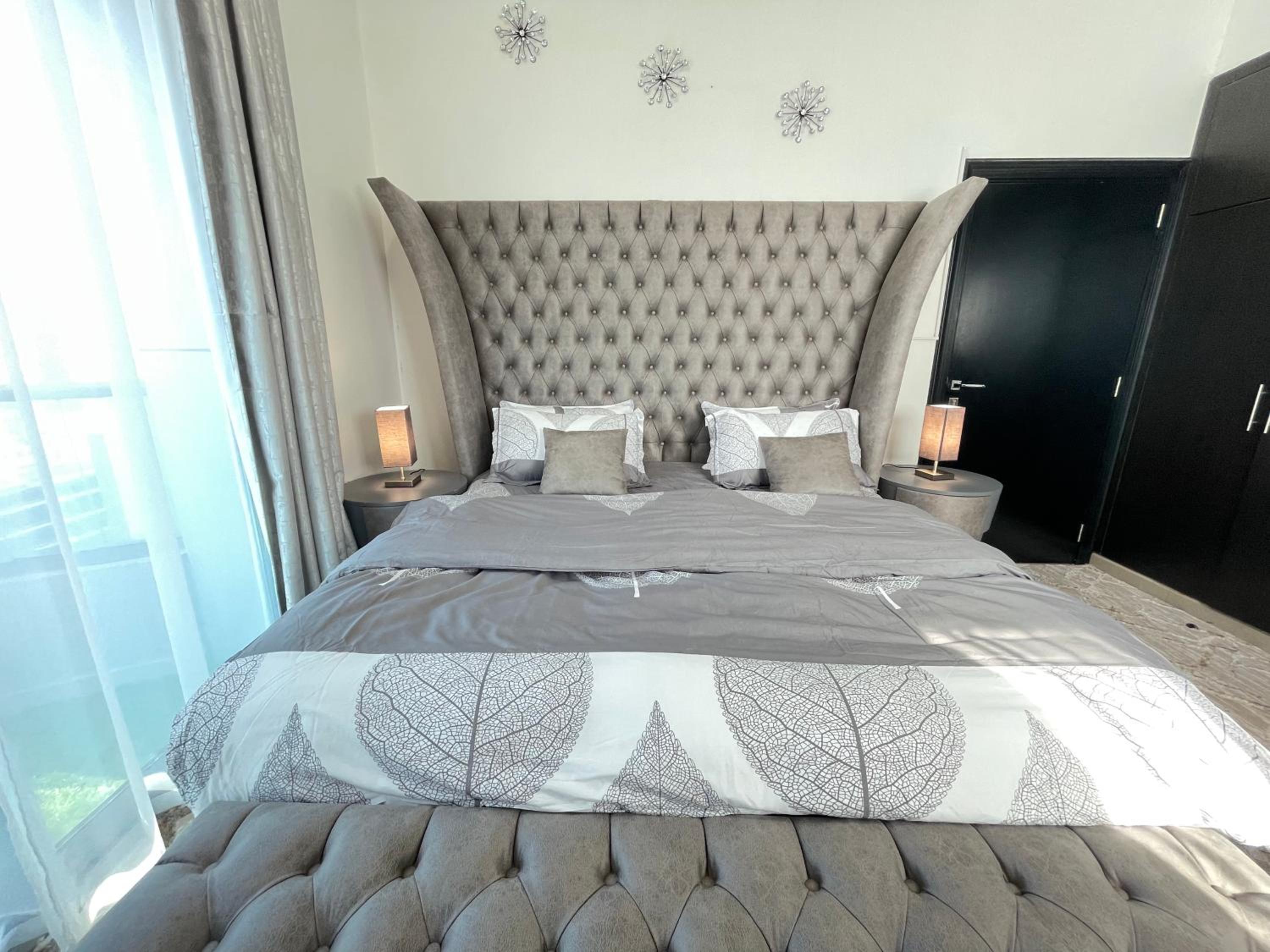 Luxury Room with Marina view close to JBR Beach and Metro with Shared Kitchen