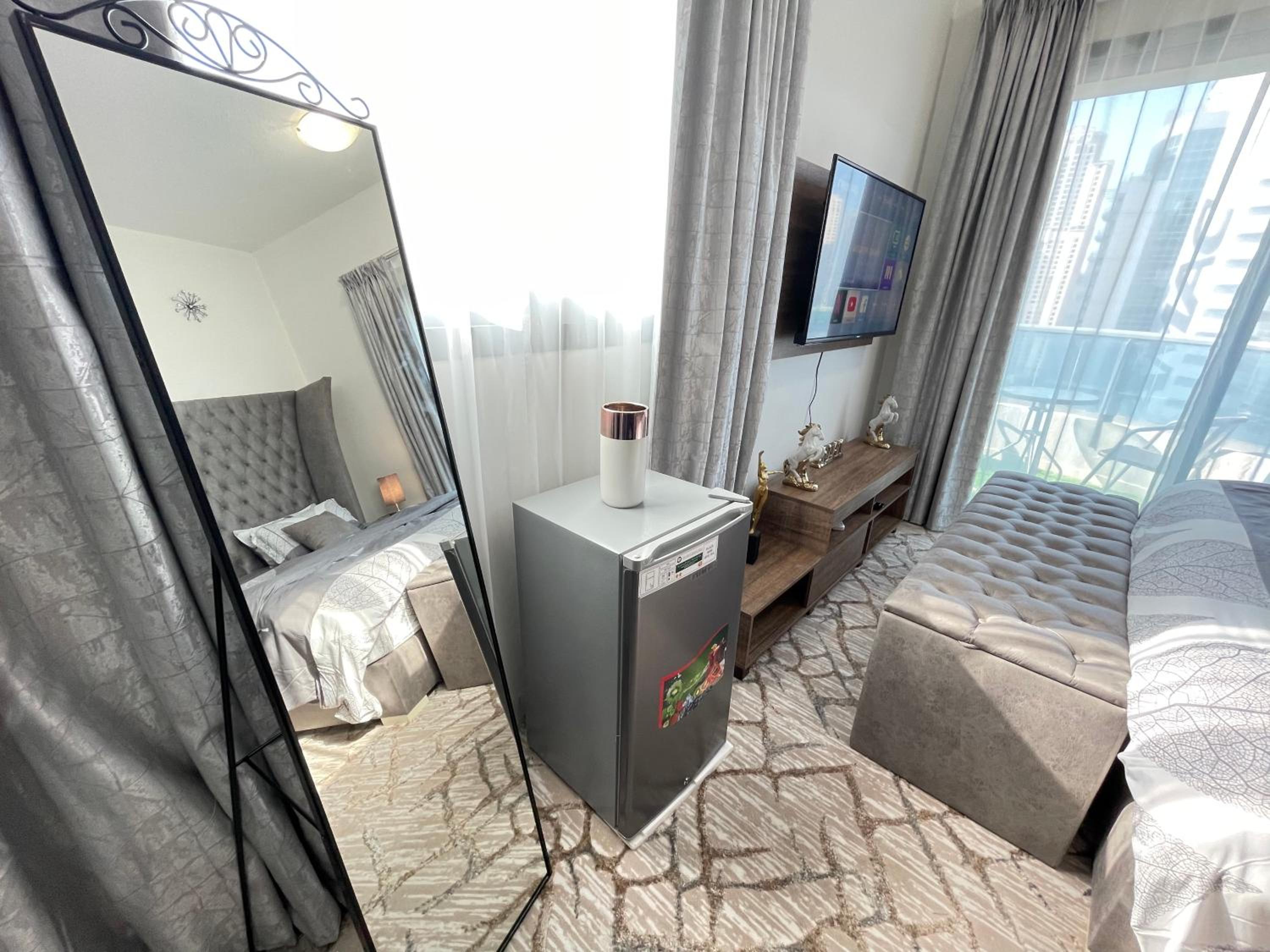 Luxury Room with Marina view close to JBR Beach and Metro with Shared Kitchen