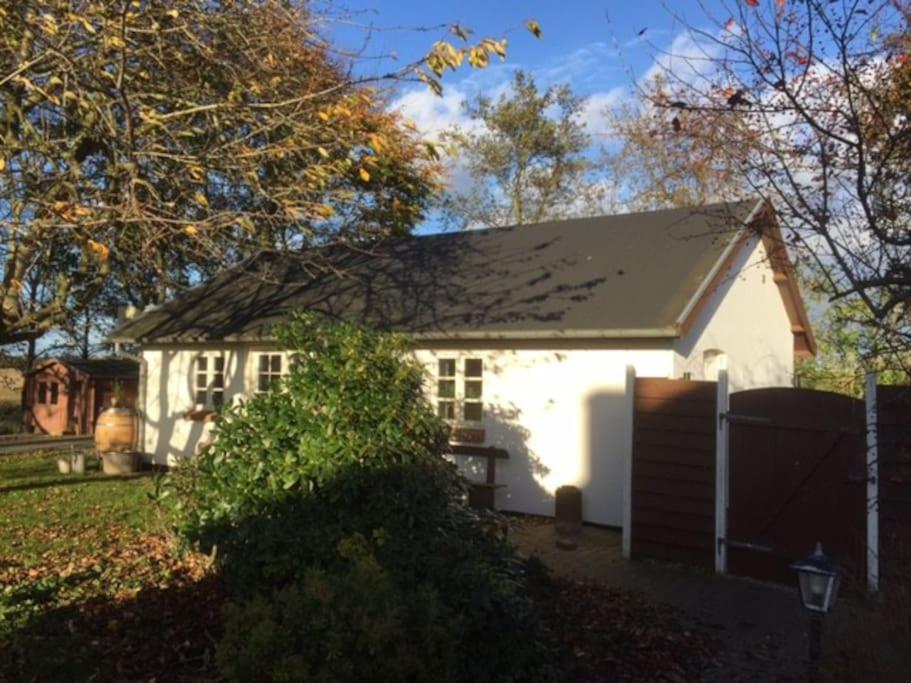 Hotel Idyllisk anneks, hvor lejer har eget hus. - Image 1