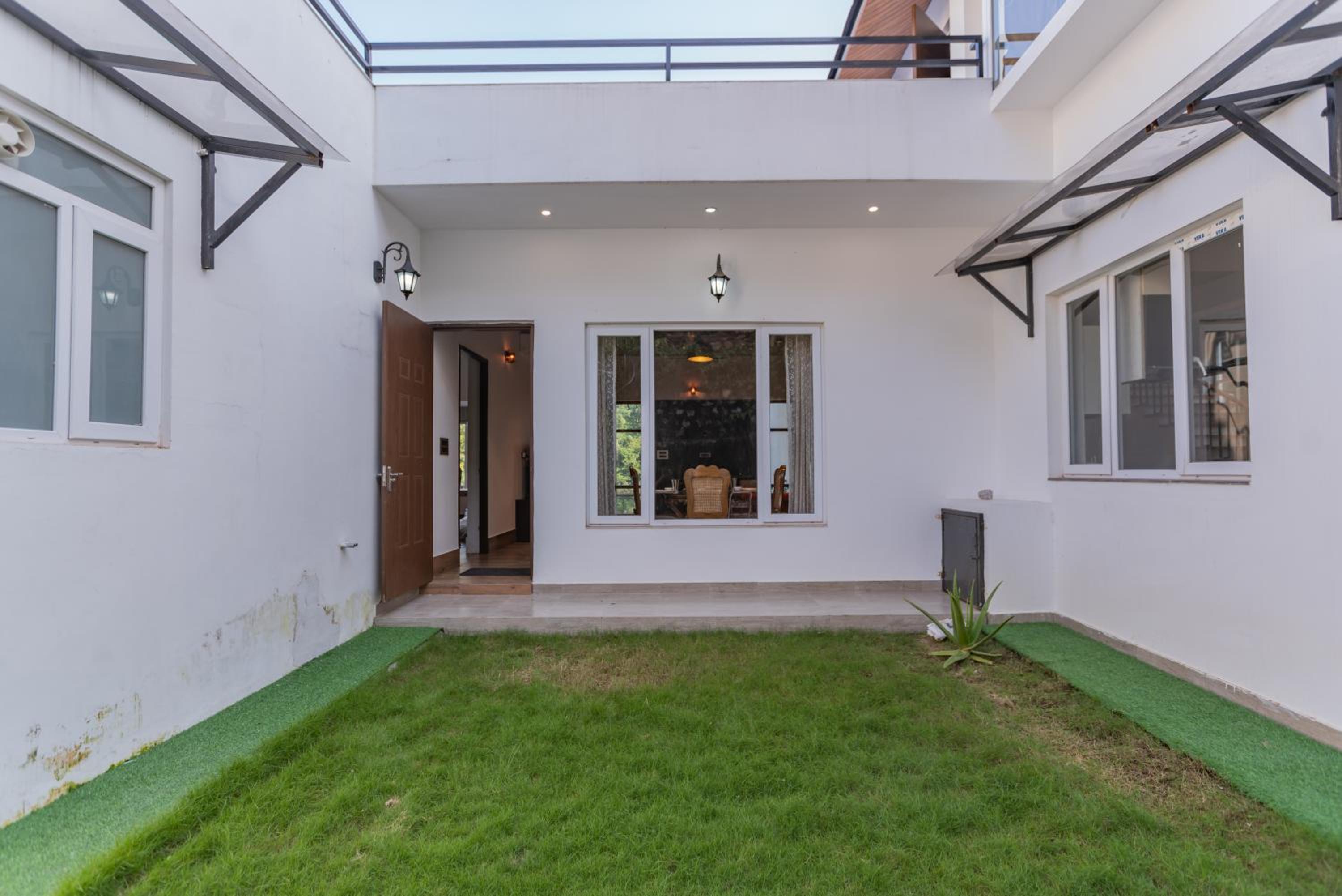 SaffronStays Polaris - 3BR pet-friendly Swedish-style mountain villa with nature trails, lawns & stargazing near Mussoorie view 5