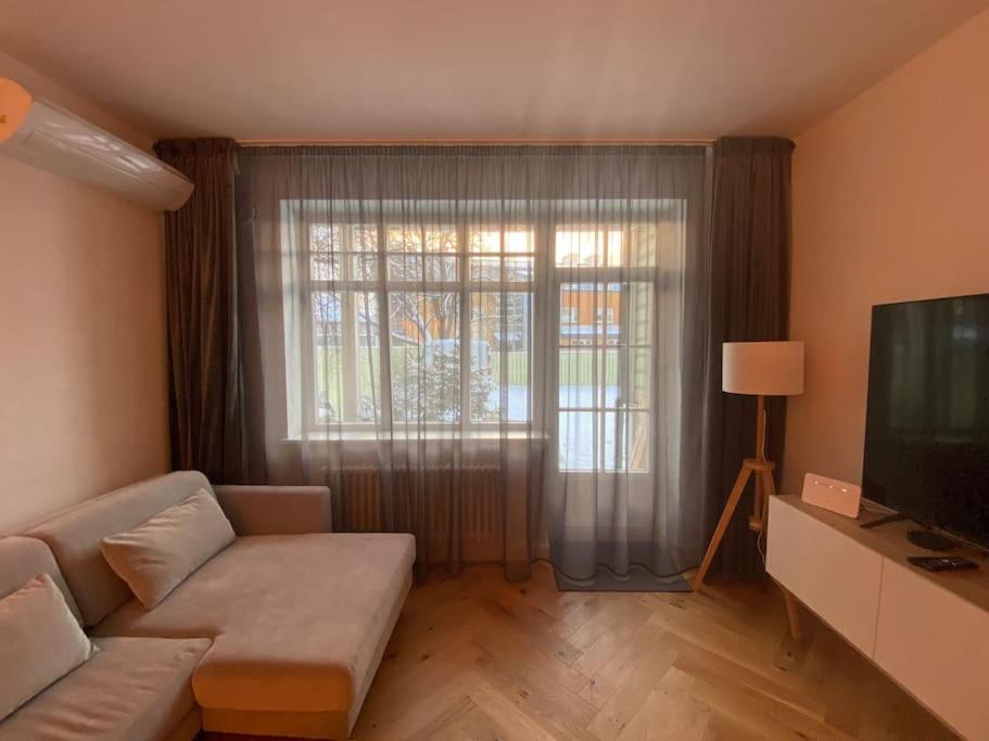 Modern 2-bedroom apartment with terrace & free parking view 5
