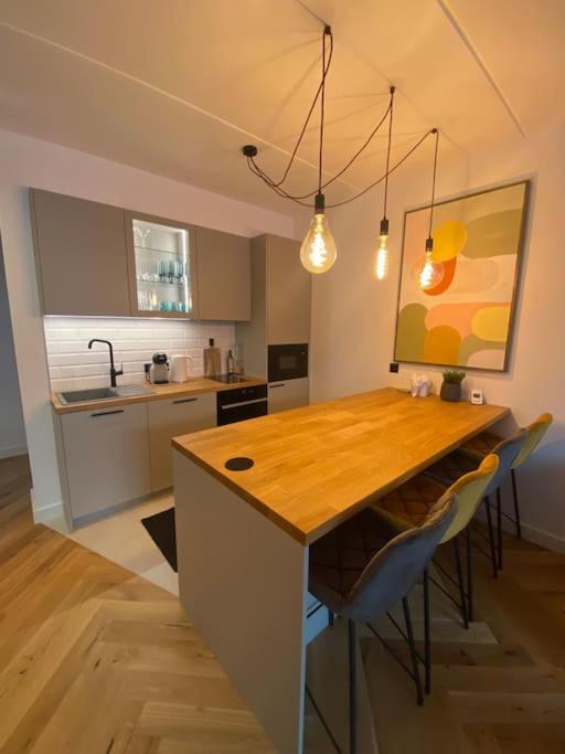 Modern 2-bedroom apartment with terrace & free parking view 3
