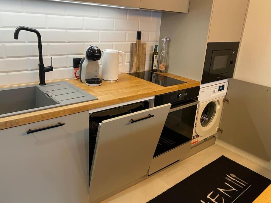 Modern 2-bedroom apartment with terrace & free parking view 4