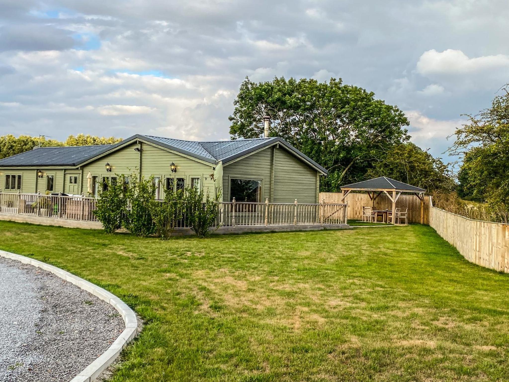 Sleeps6- Hot Tub- Pet Friendly- Log Burner view 2