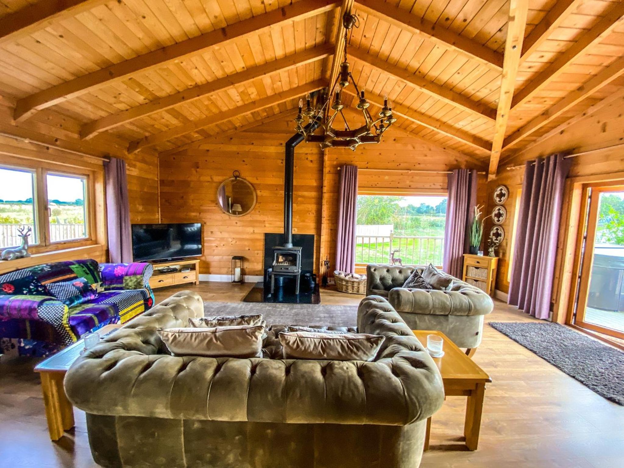 Sleeps6- Hot Tub- Pet Friendly- Log Burner view 4