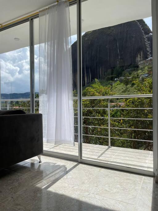 Linda casa con espectacular vista embalse y piedra