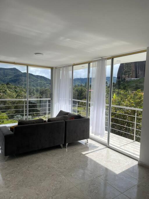 Linda casa con espectacular vista embalse y piedra