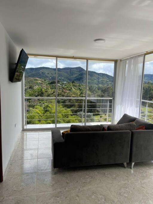Linda casa con espectacular vista embalse y piedra