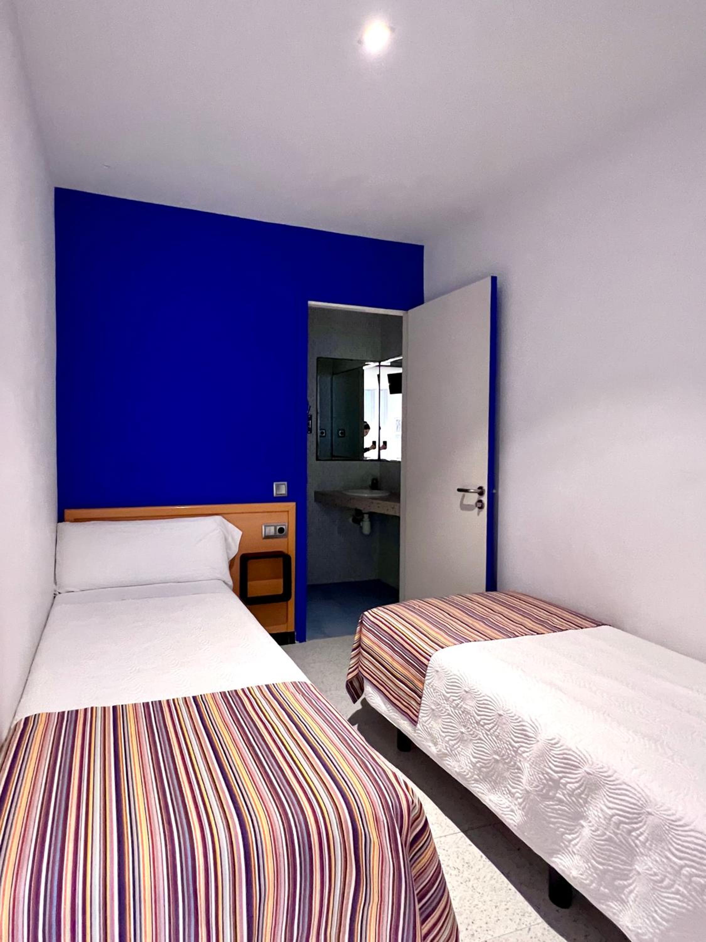 Hostal Apolo en Barcelona — hotel room