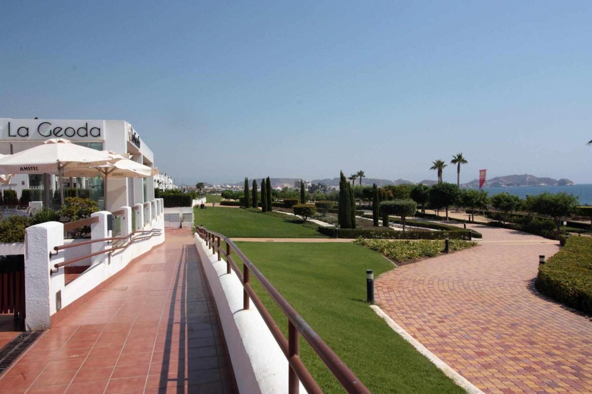Buena vida piso con terraza y piscina comunitaria