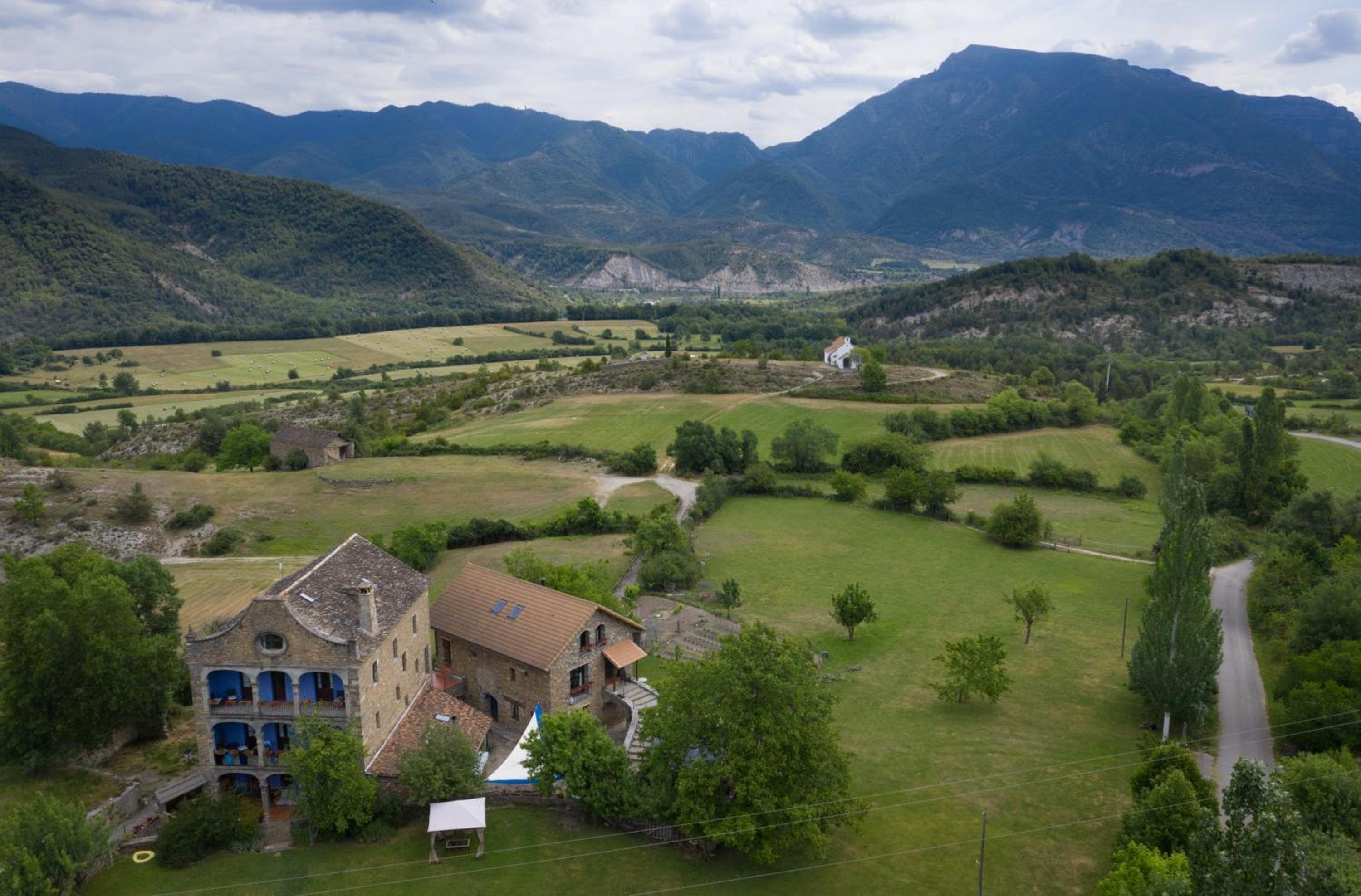 Spacious house with mountain view in Albella, fireplace.