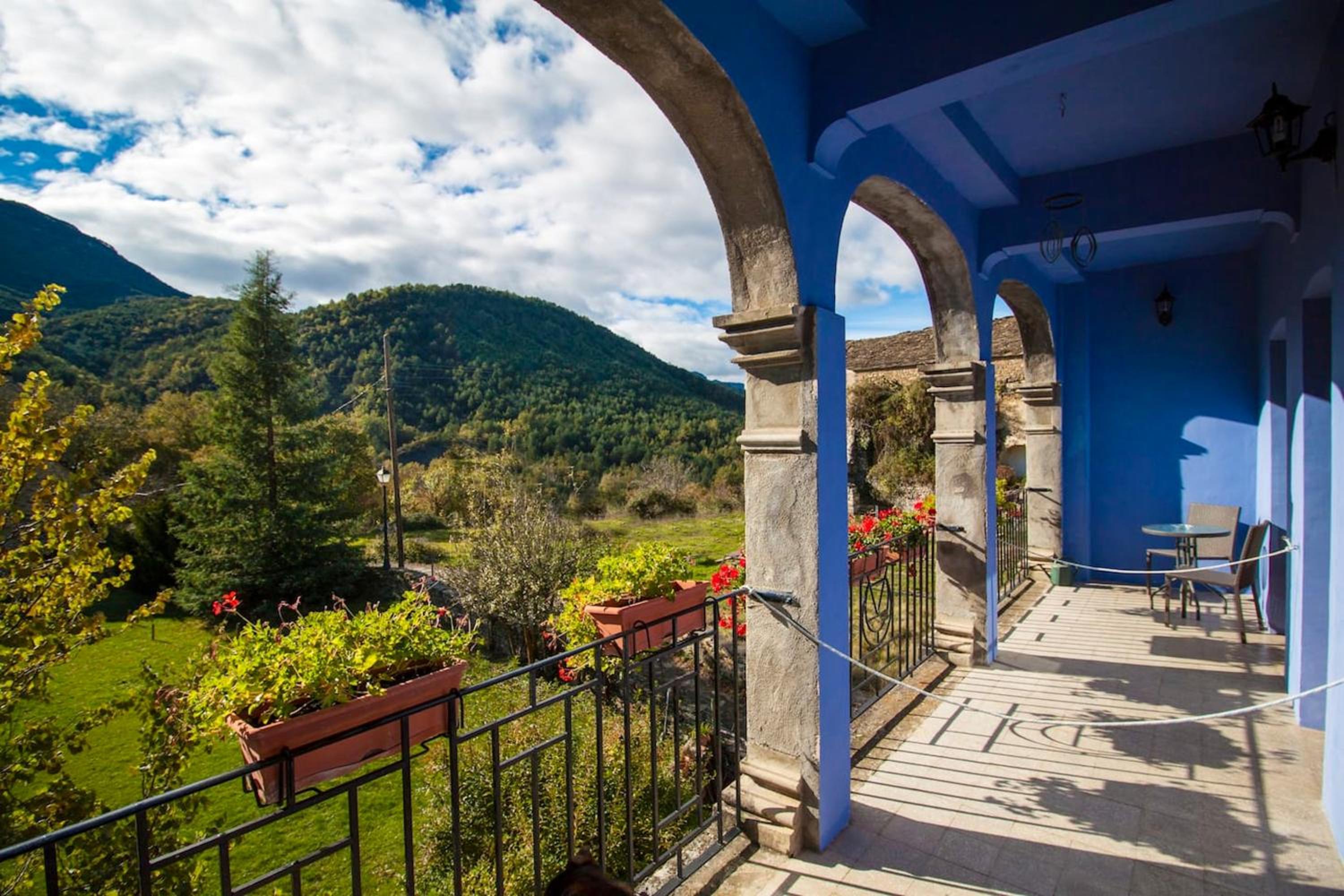 Spacious house with mountain view in Albella, fireplace.