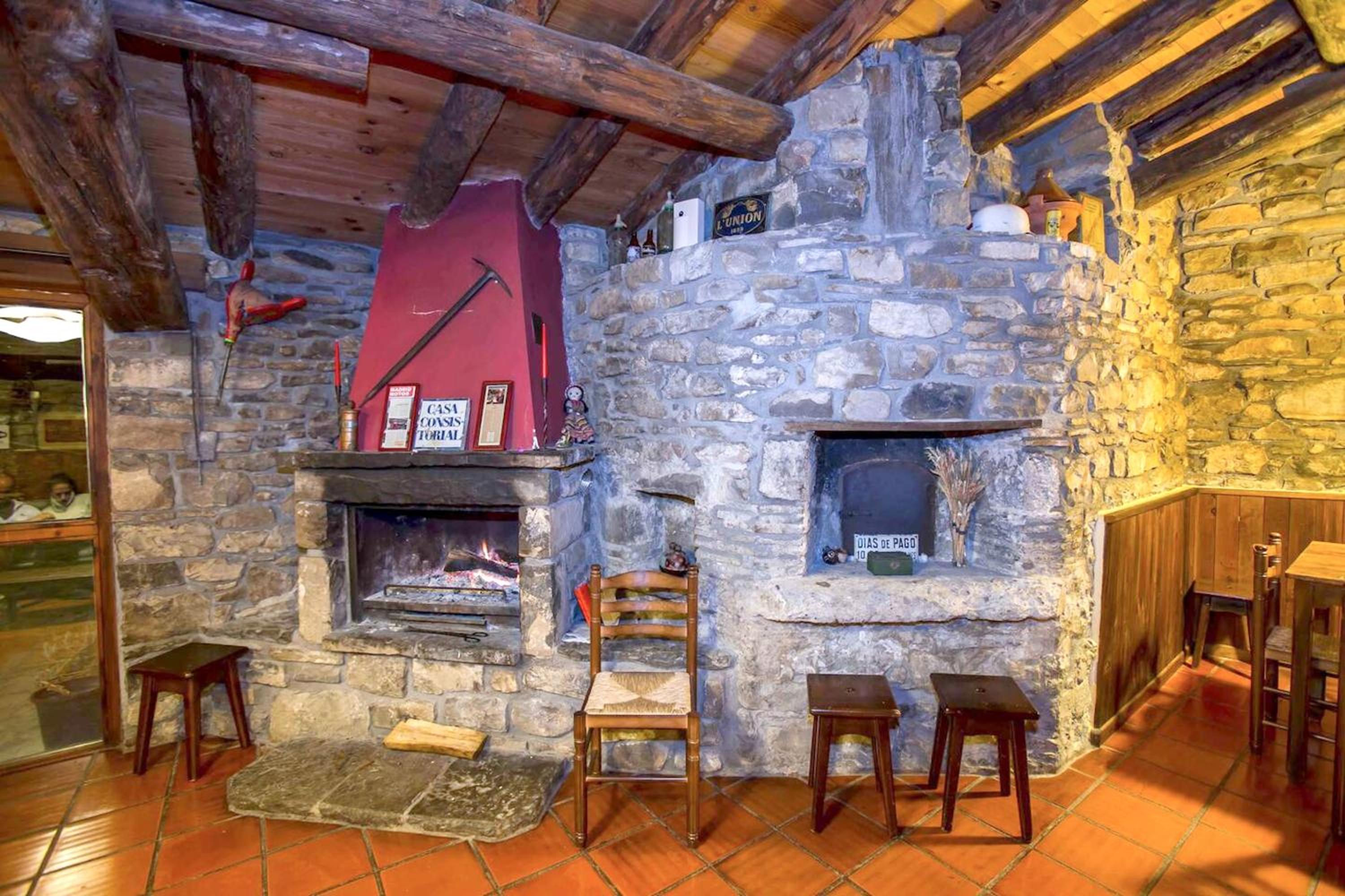 Spacious house with mountain view in Albella, fireplace.