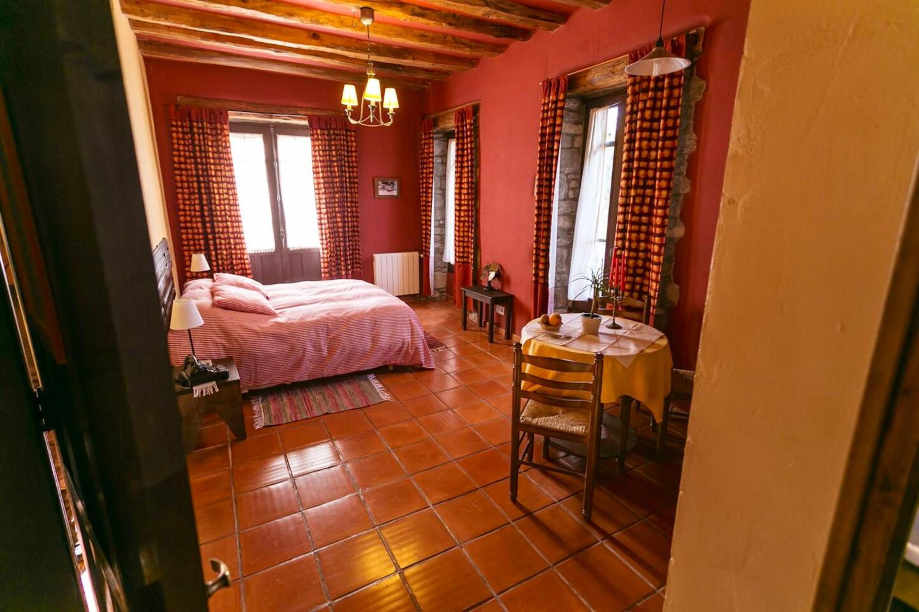 Spacious house with mountain view in Albella, fireplace.