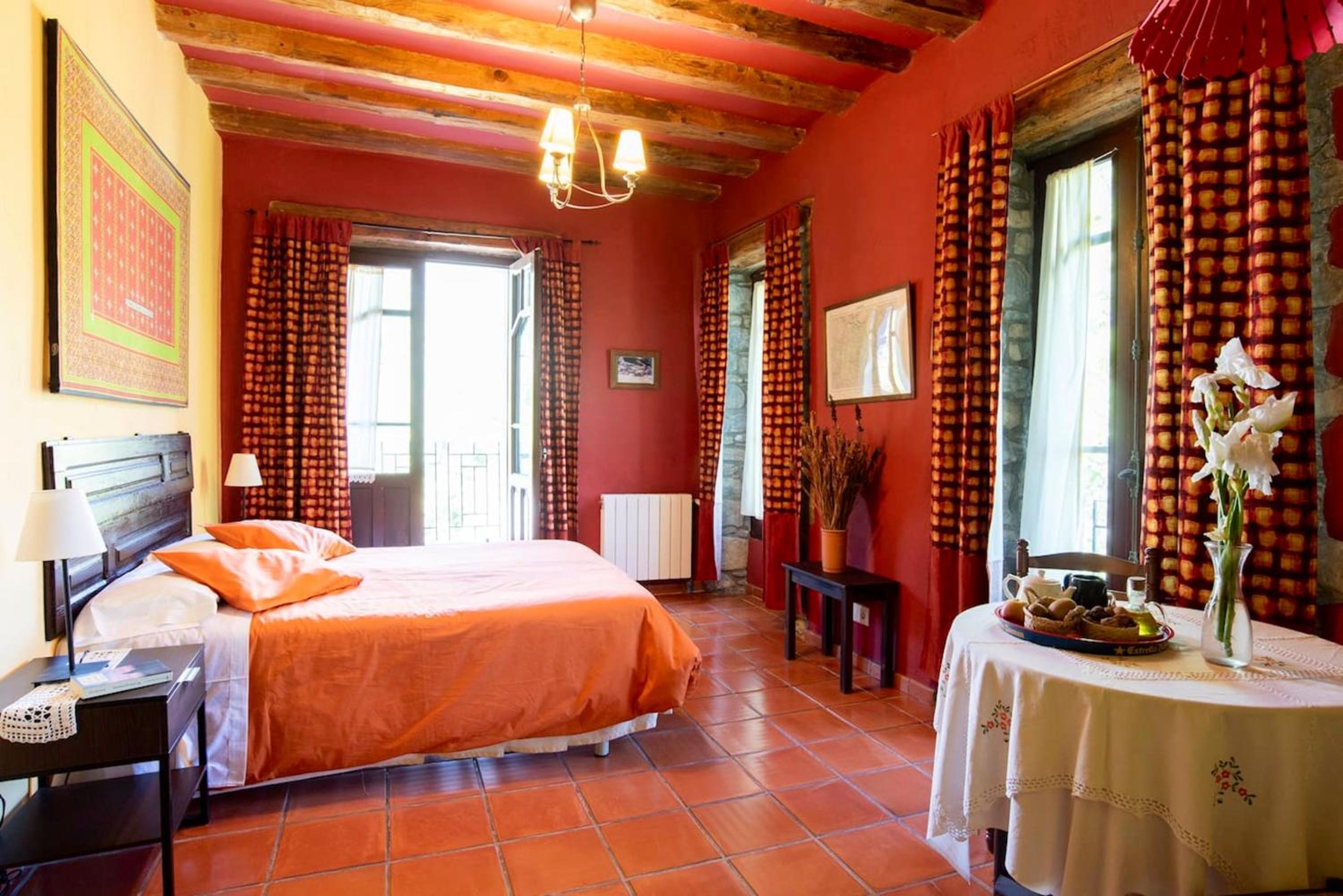 Spacious house with mountain view in Albella, fireplace.