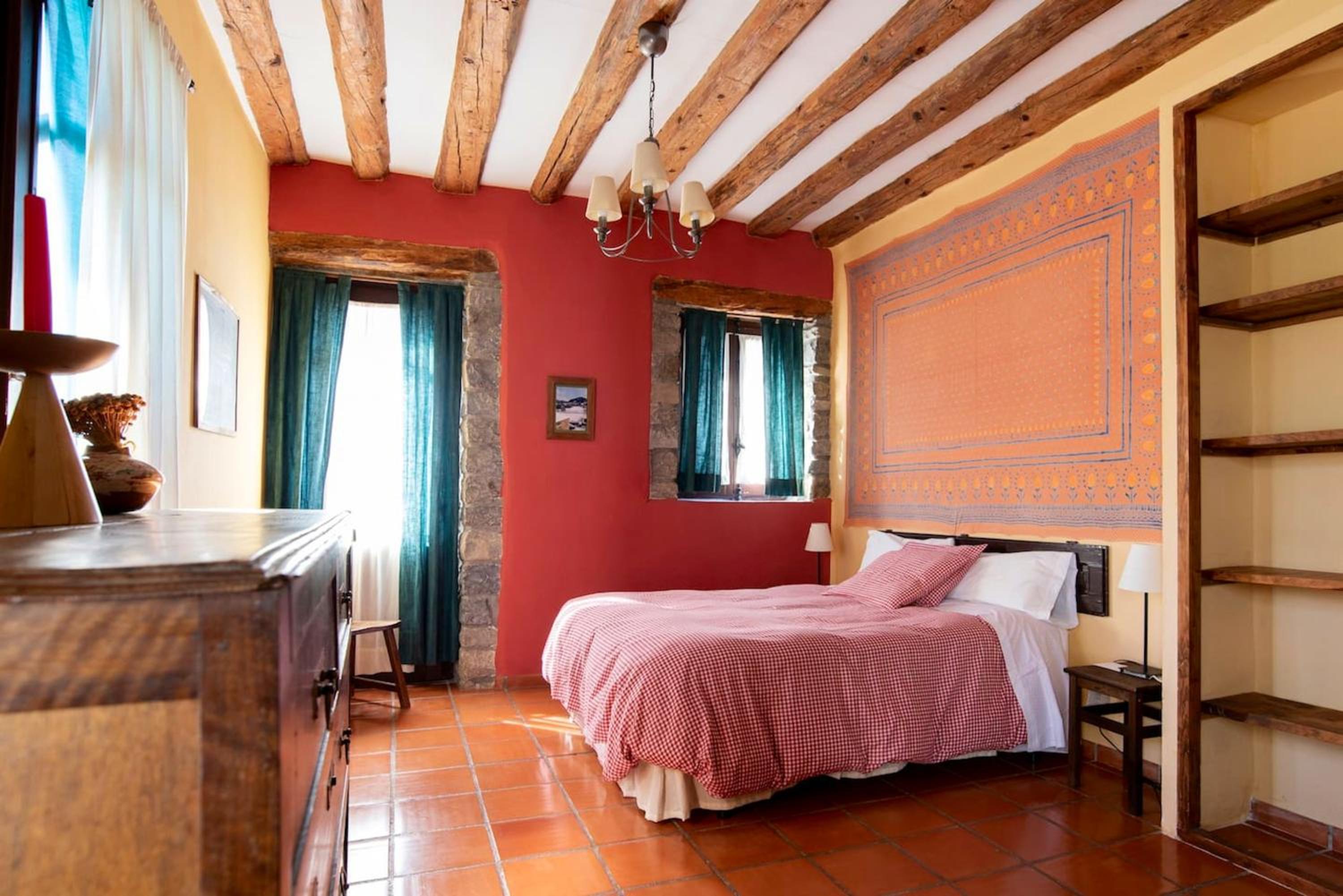 Spacious house with mountain view in Albella, fireplace.