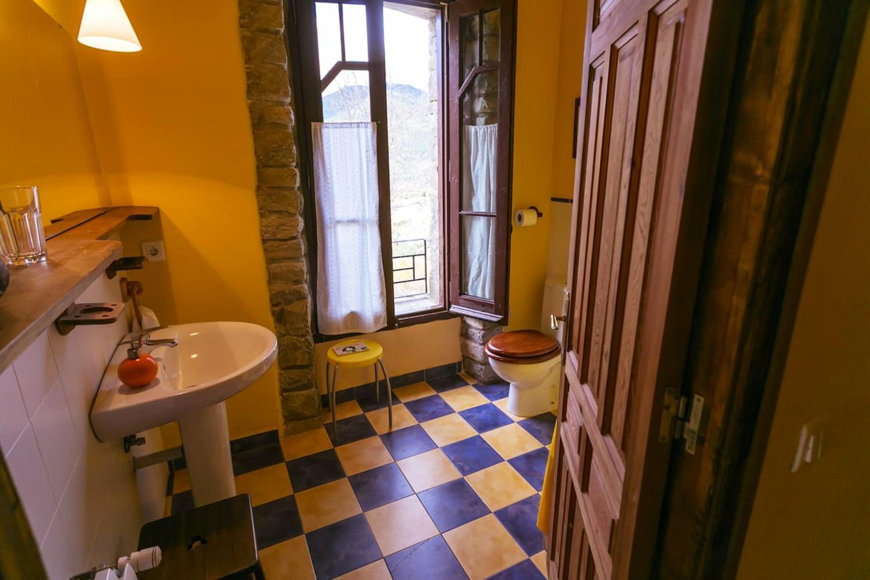 Spacious house with mountain view in Albella, fireplace.