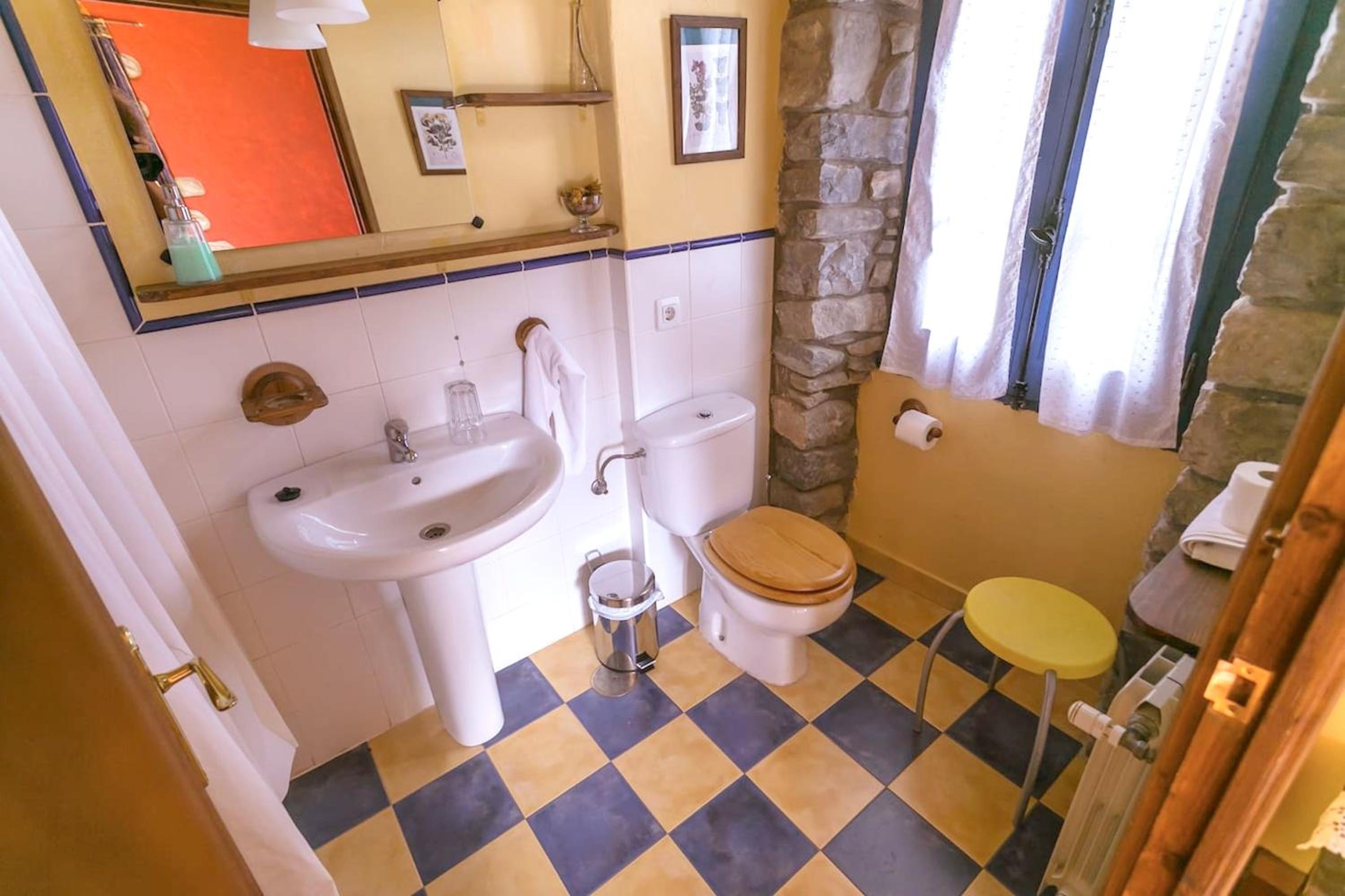 Spacious house with mountain view in Albella, fireplace.