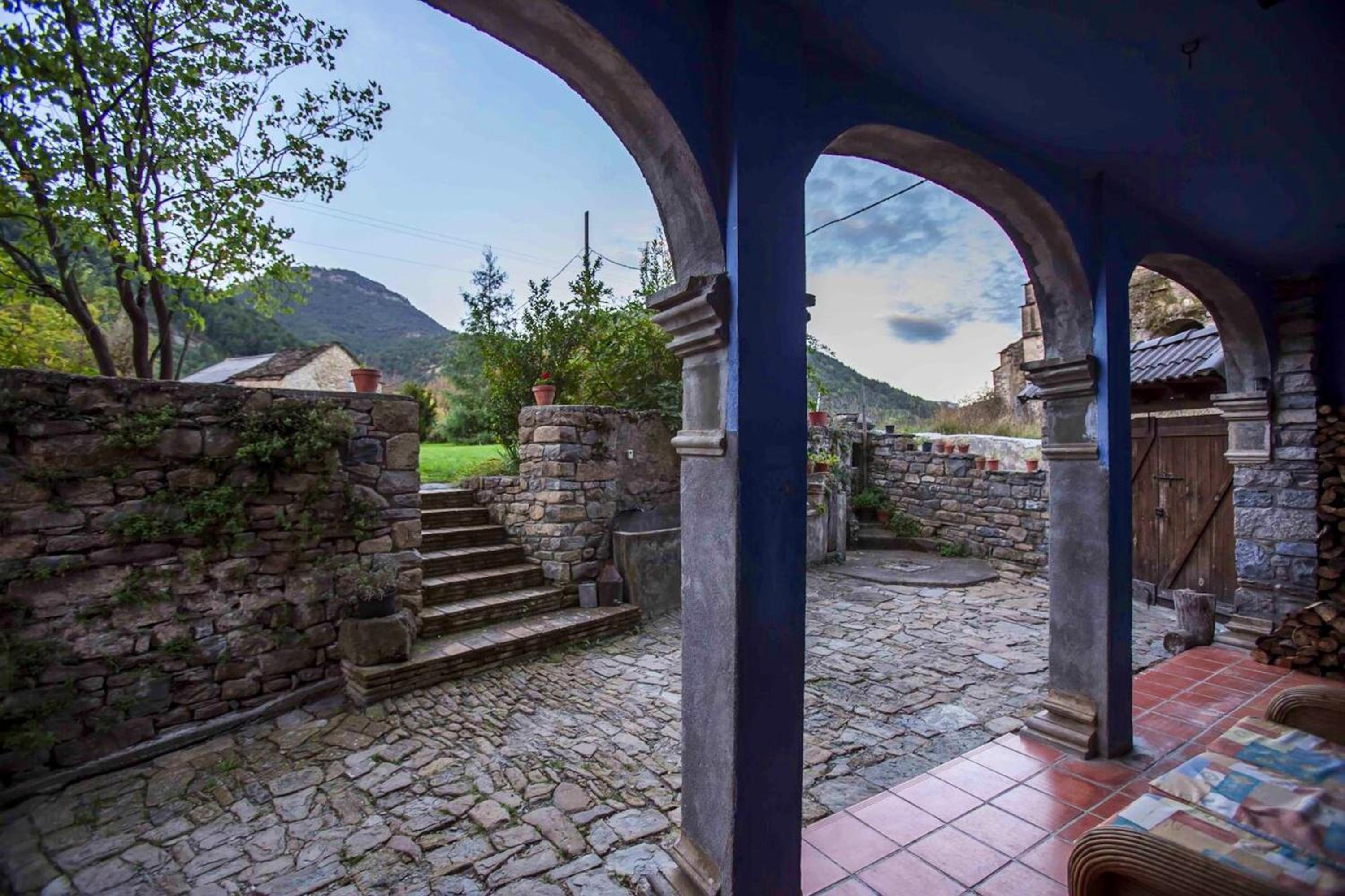 Spacious house with mountain view in Albella, fireplace.