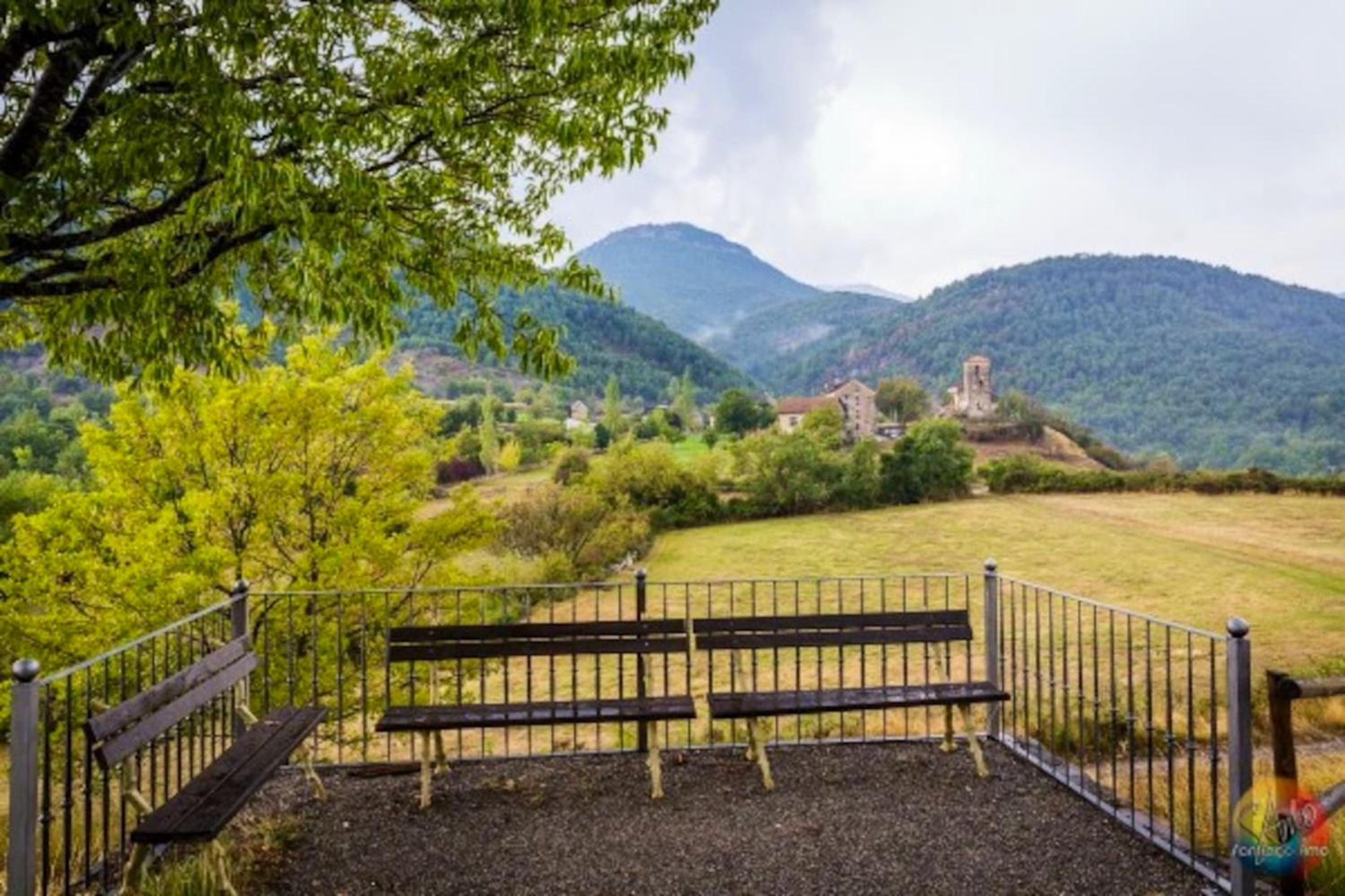 Spacious house with mountain view in Albella, fireplace.