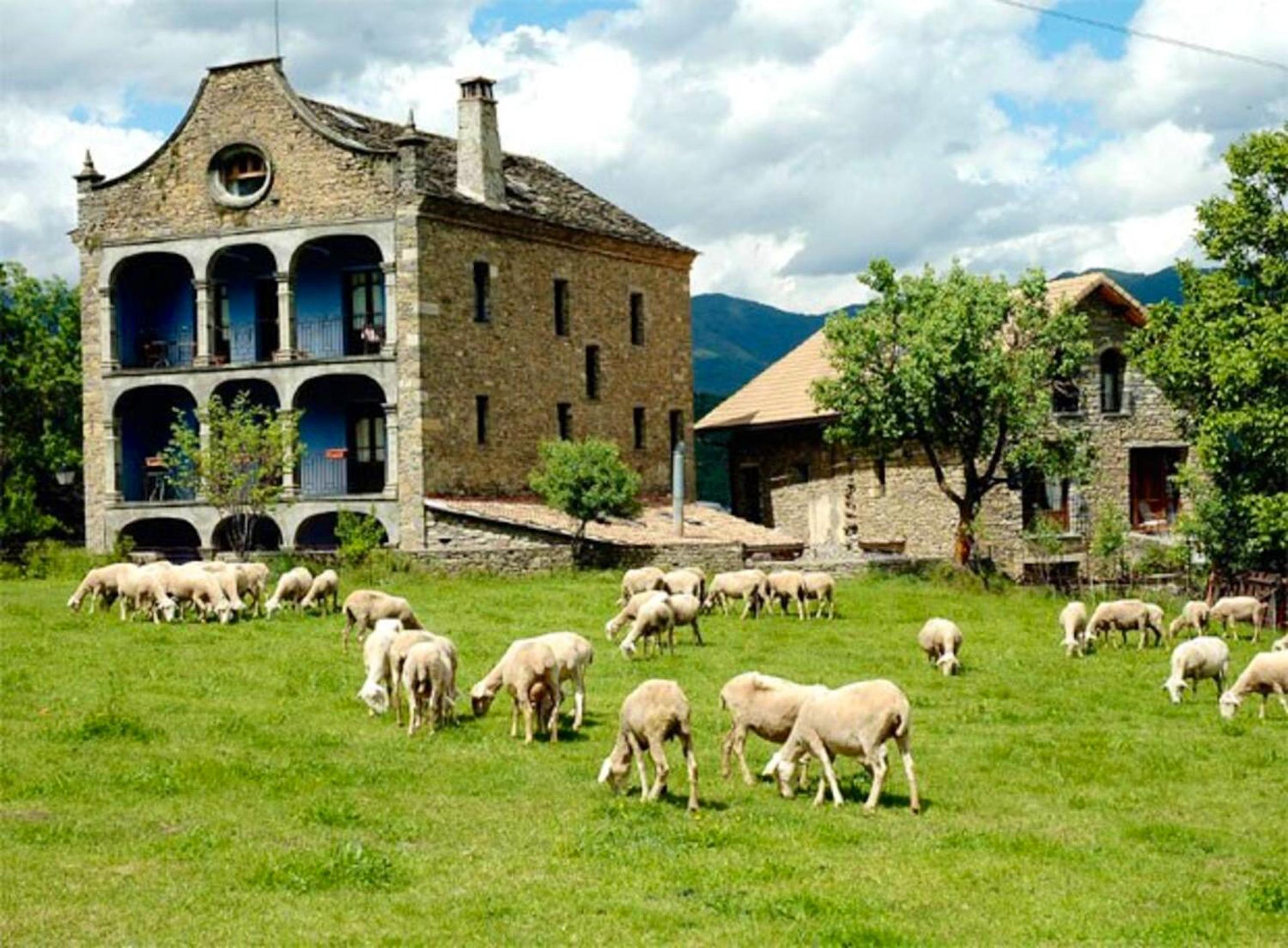 Spacious house with mountain view in Albella, fireplace.
