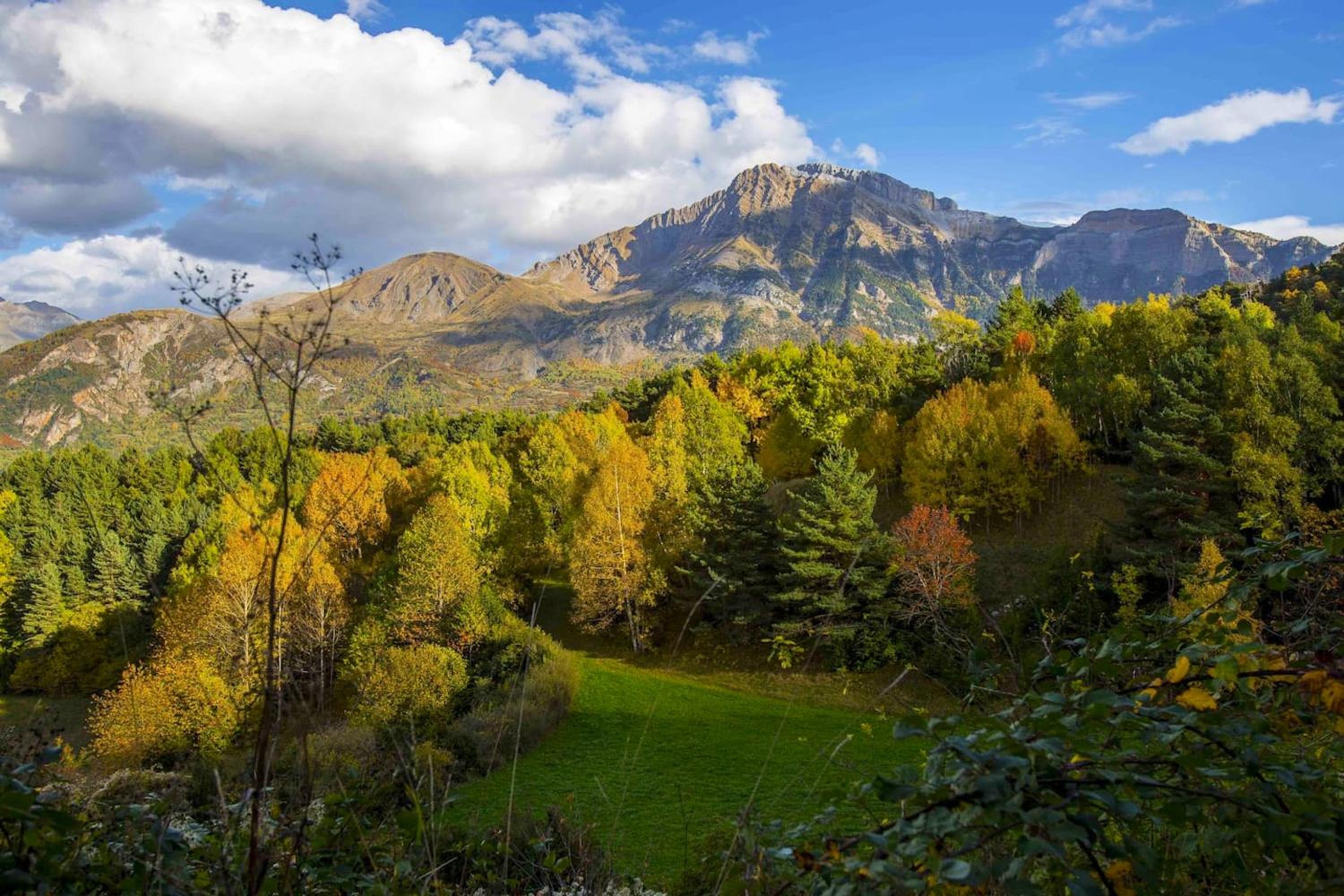 Spacious house with mountain view in Albella, fireplace.