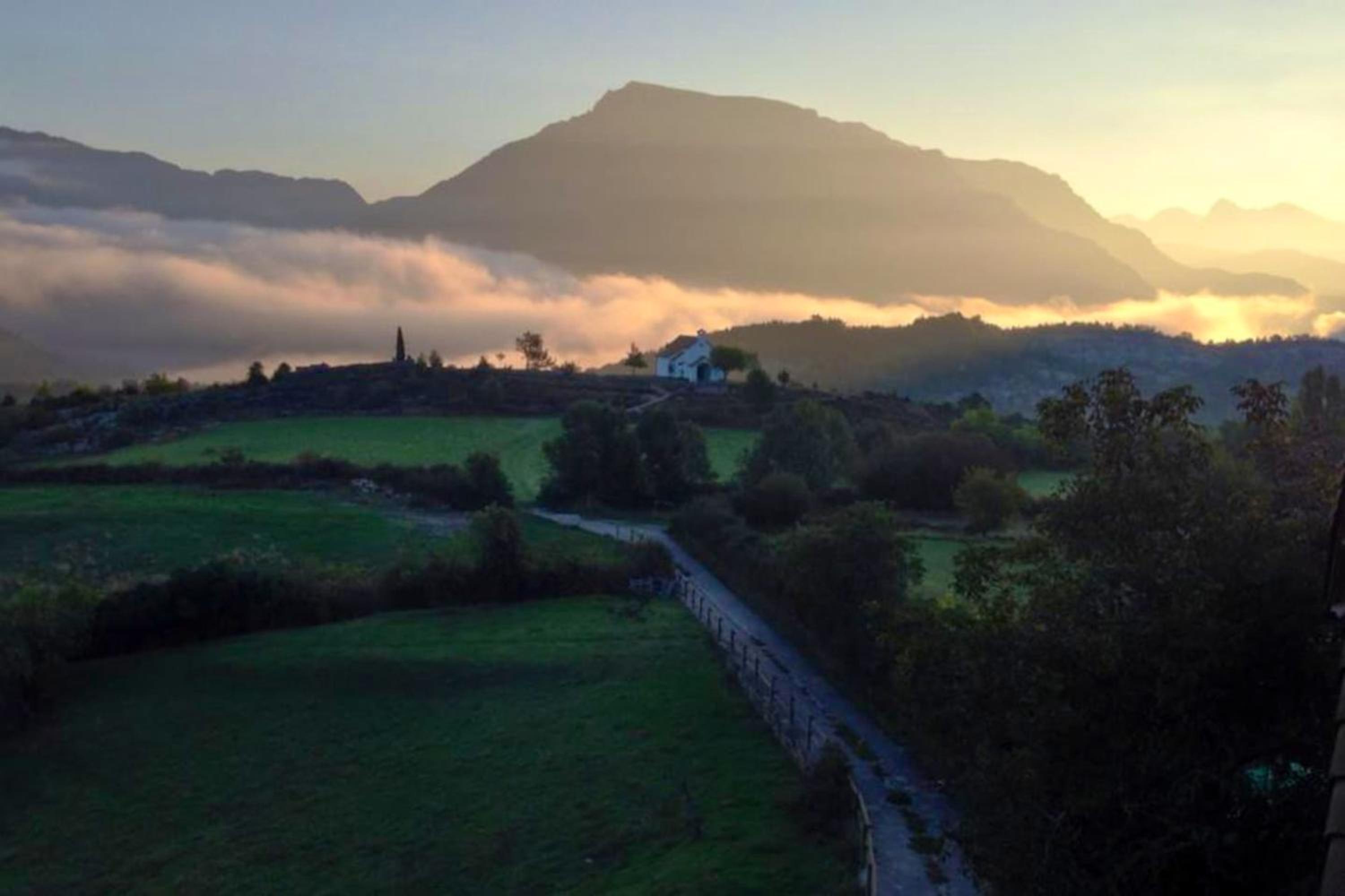 Spacious house with mountain view in Albella, fireplace.