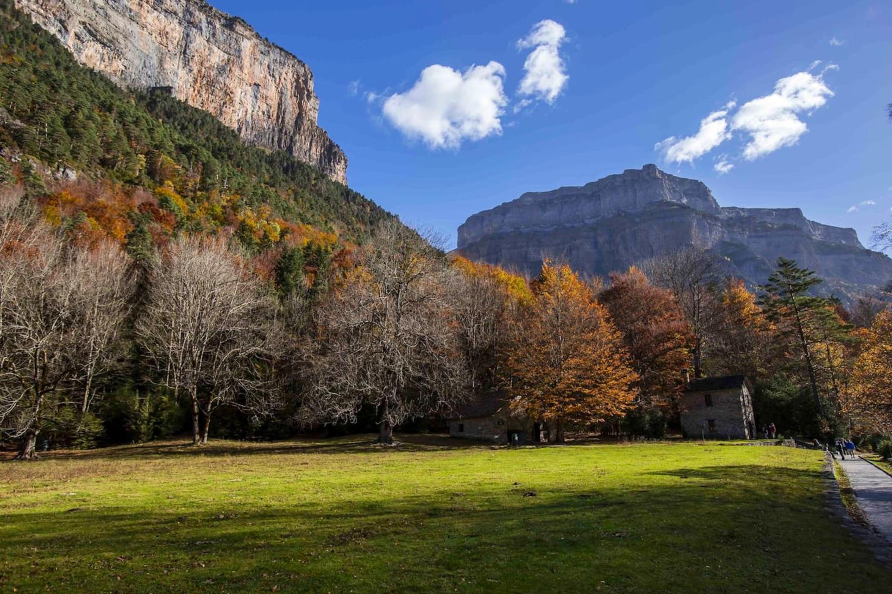 Spacious house with mountain view in Albella, fireplace.