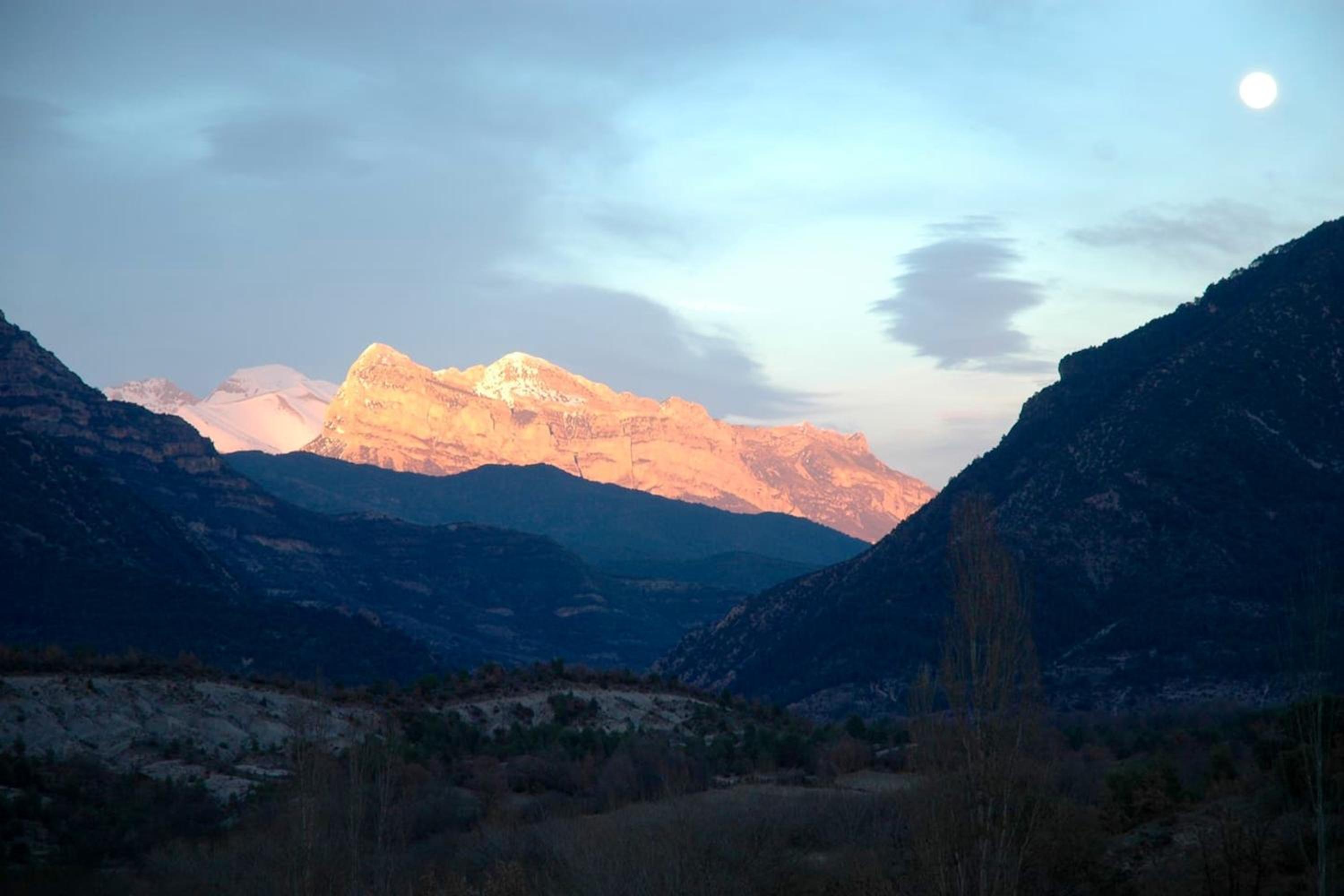 Spacious house with mountain view in Albella, fireplace.