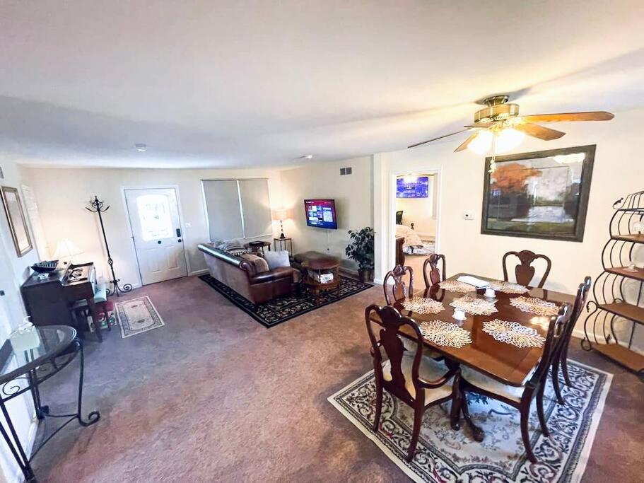 Entire Private 2 bedrooms house, nice neighborhood view 3