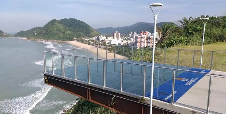 Kitnet entre praias tombo e guaiuba