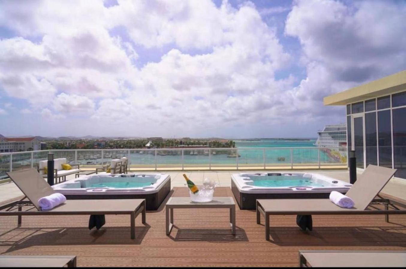 Stylish luxury condo, central location, ocean view, pool, gym