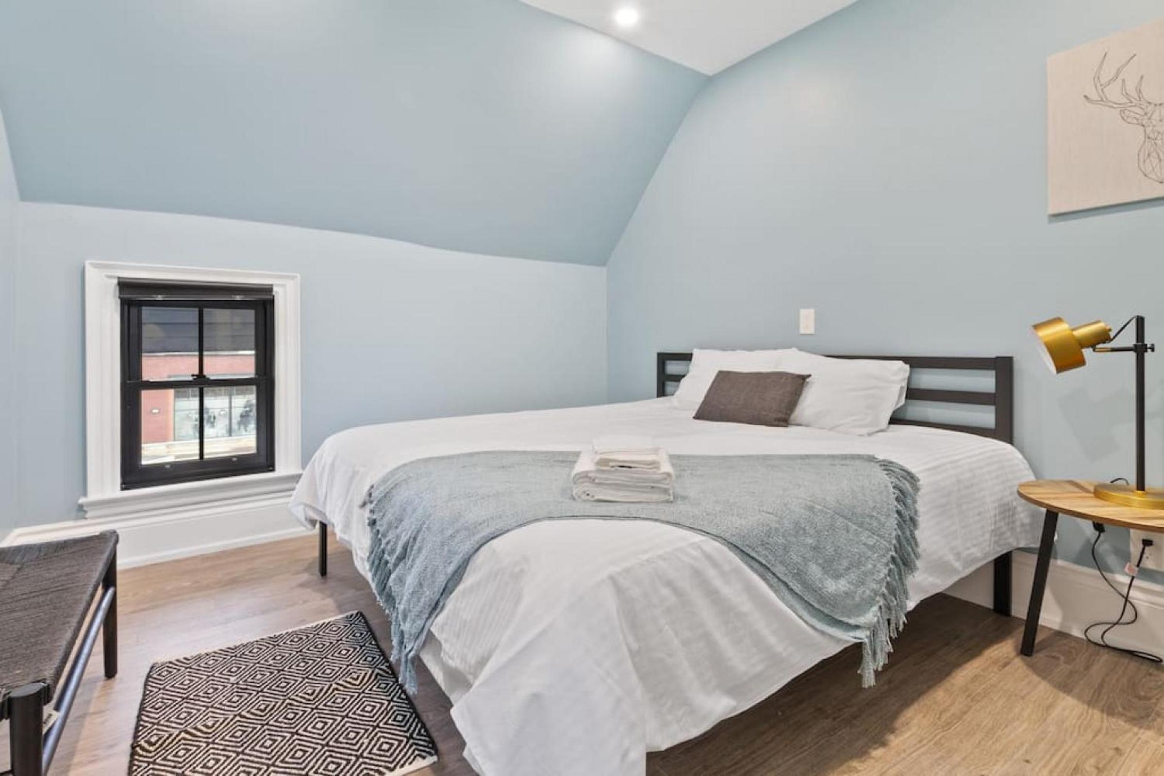 Bright and Spacious Condo in Downtown Collingwood 97043