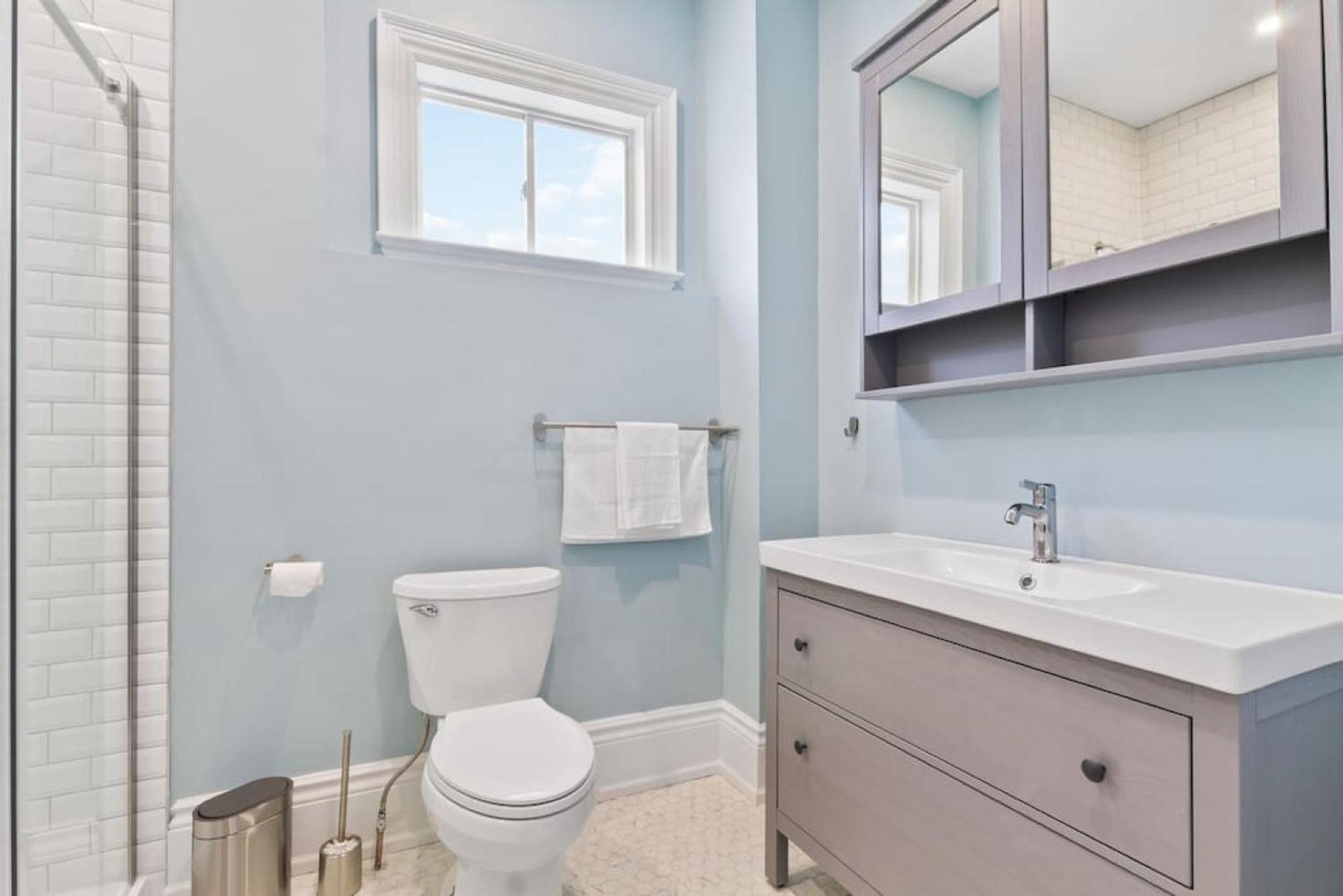 Bright and Spacious Condo in Downtown Collingwood 97043