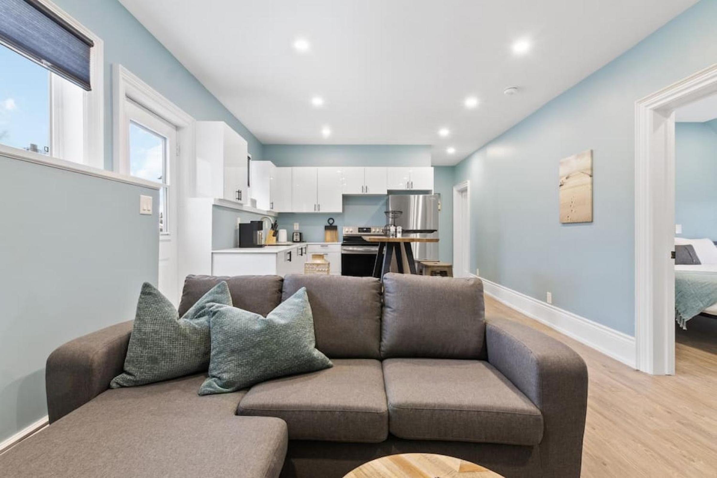 Bright and Spacious Condo in Downtown Collingwood 97043