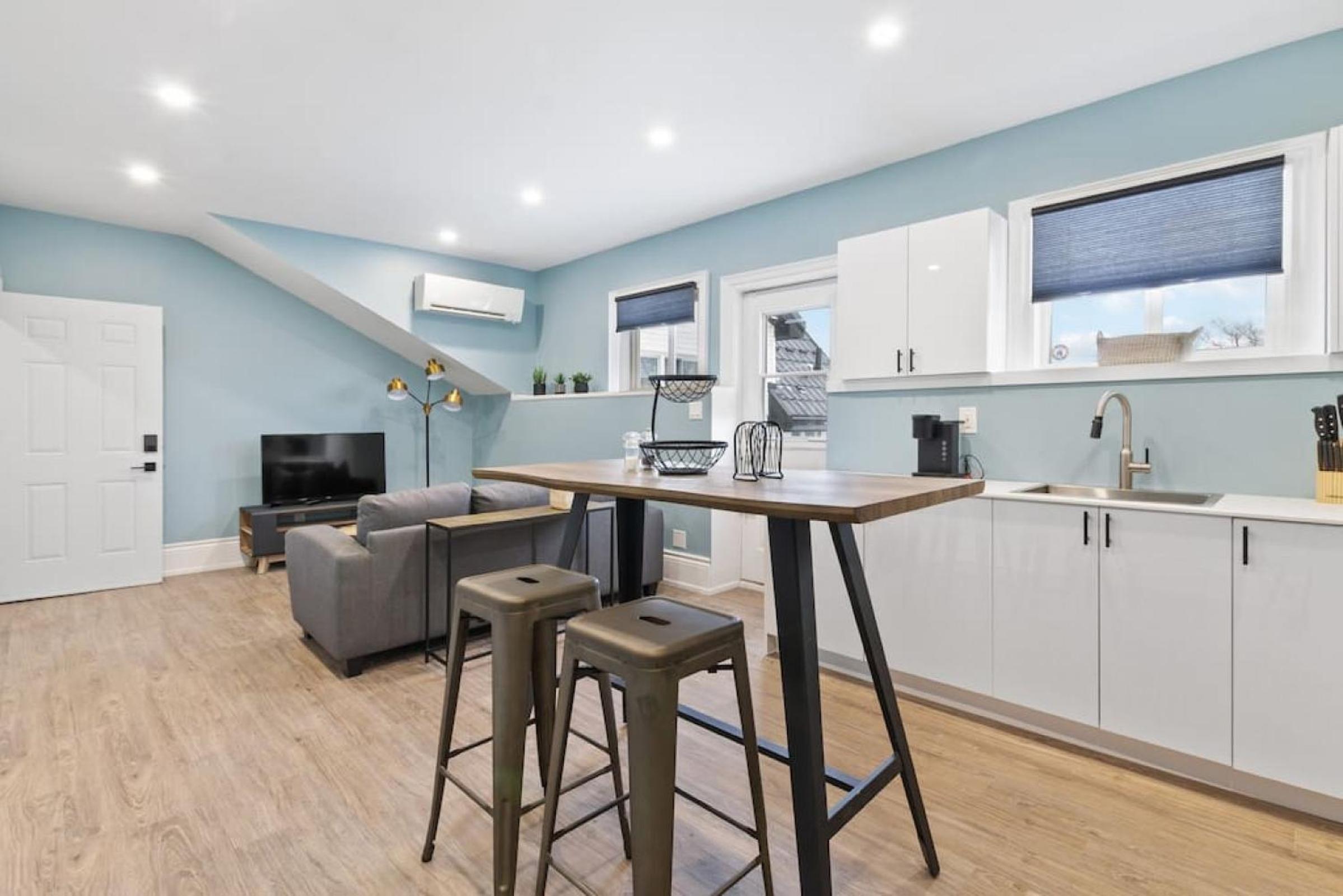 Bright and Spacious Condo in Downtown Collingwood 97043