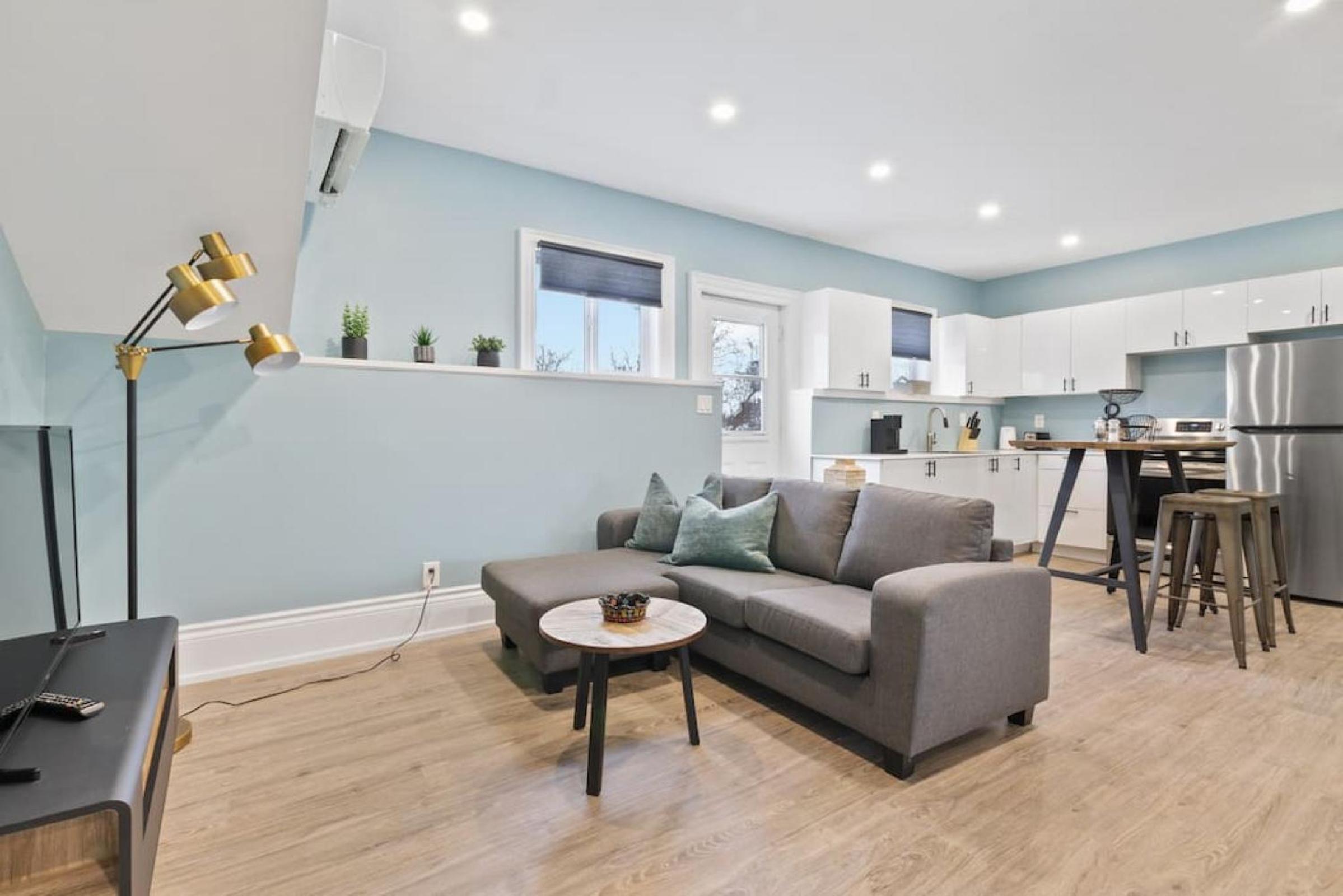 Bright and Spacious Condo in Downtown Collingwood 97043